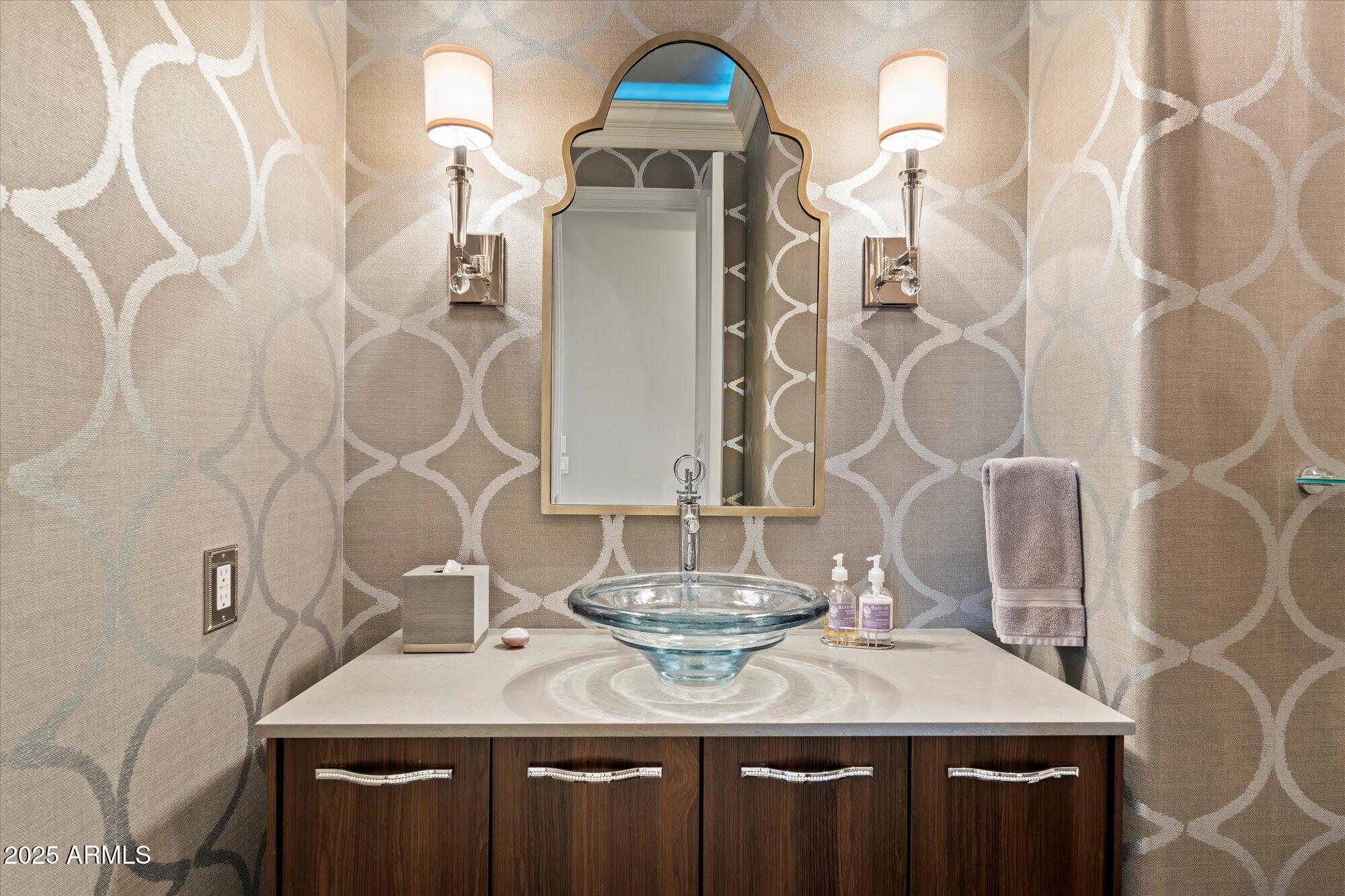 6621 N ARIZONA BILTMORE Circle