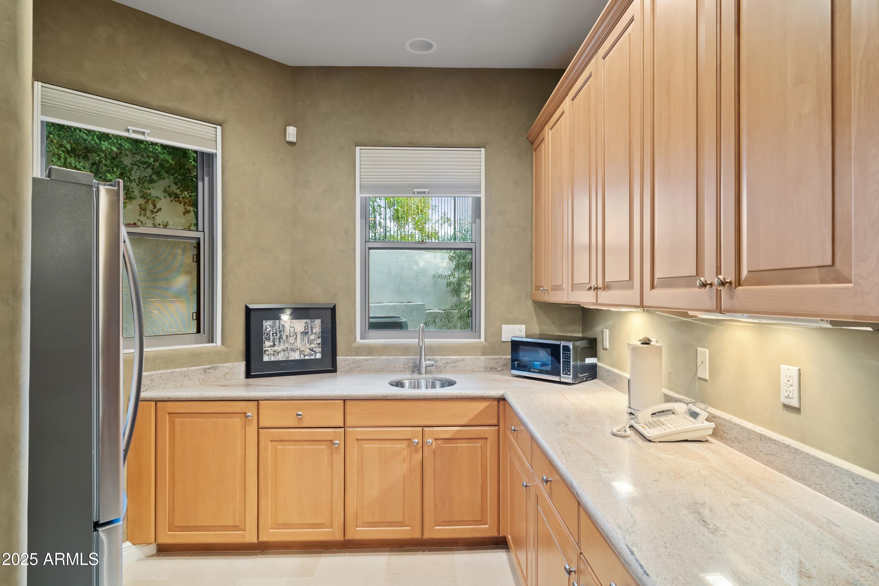 6621 N ARIZONA BILTMORE Circle