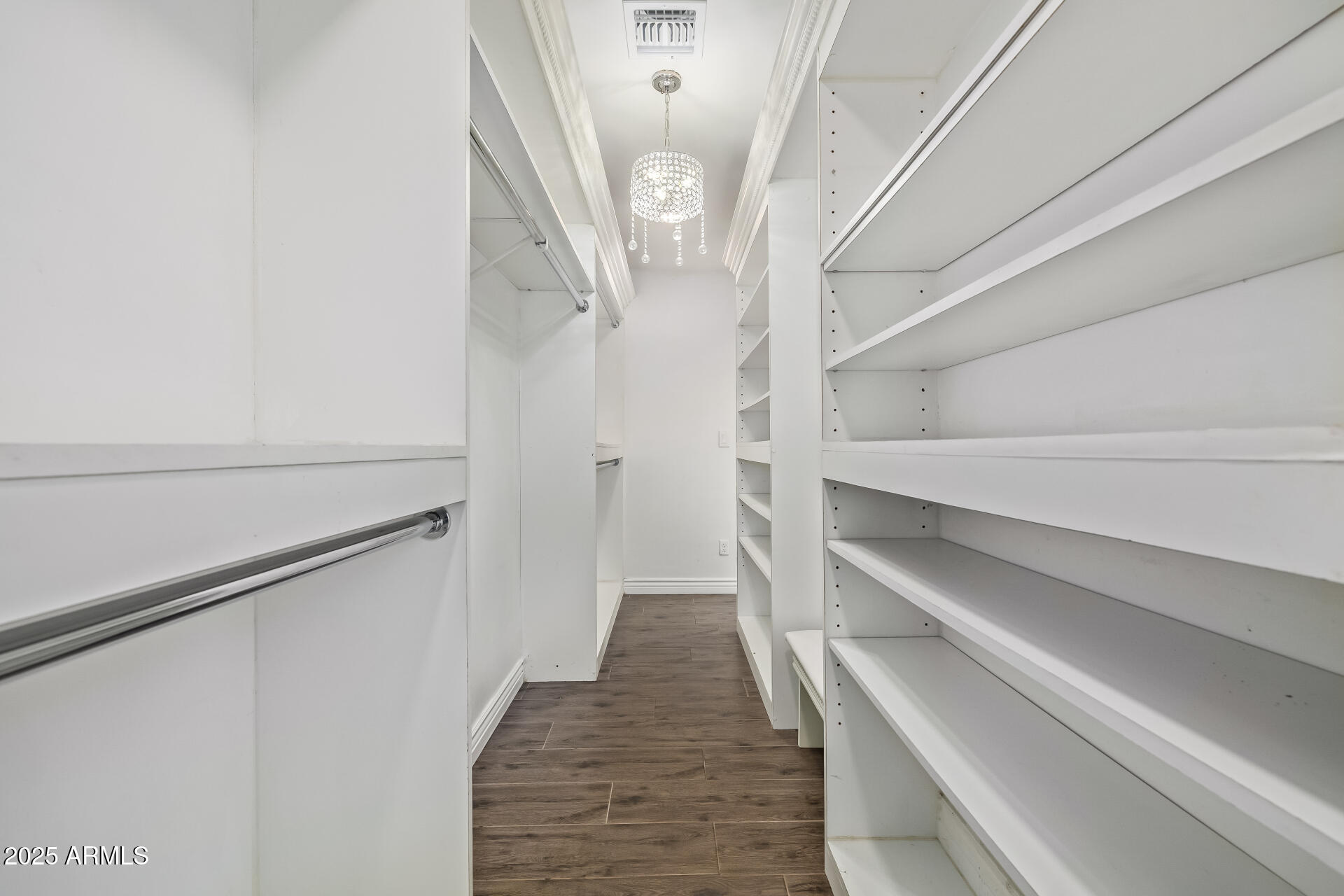 2439 E MINNEZONA Avenue