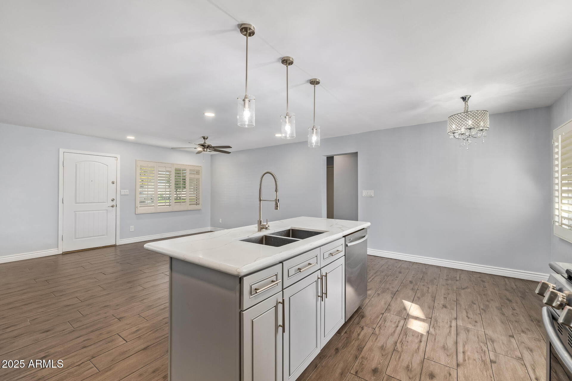 2439 E MINNEZONA Avenue