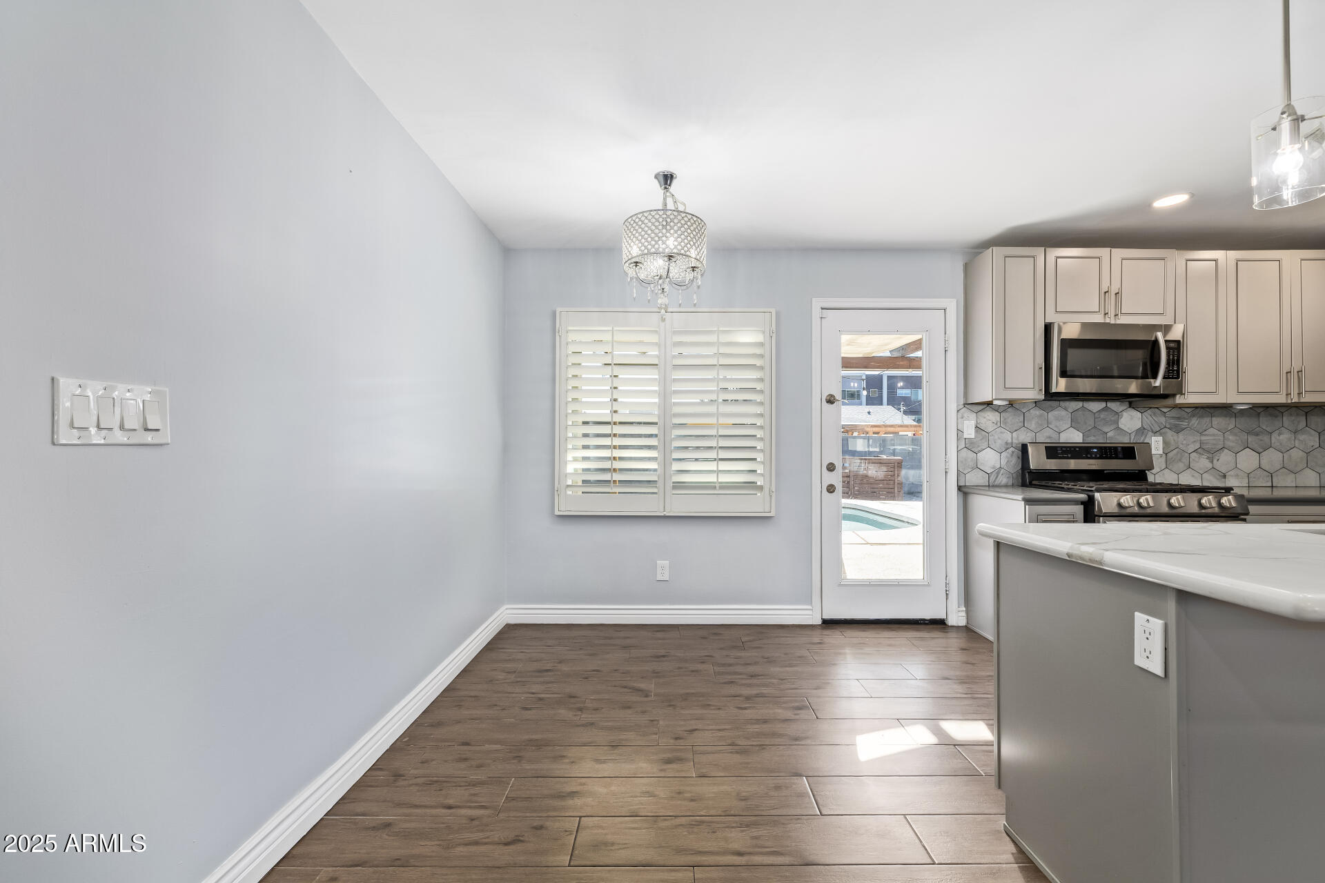 2439 E MINNEZONA Avenue