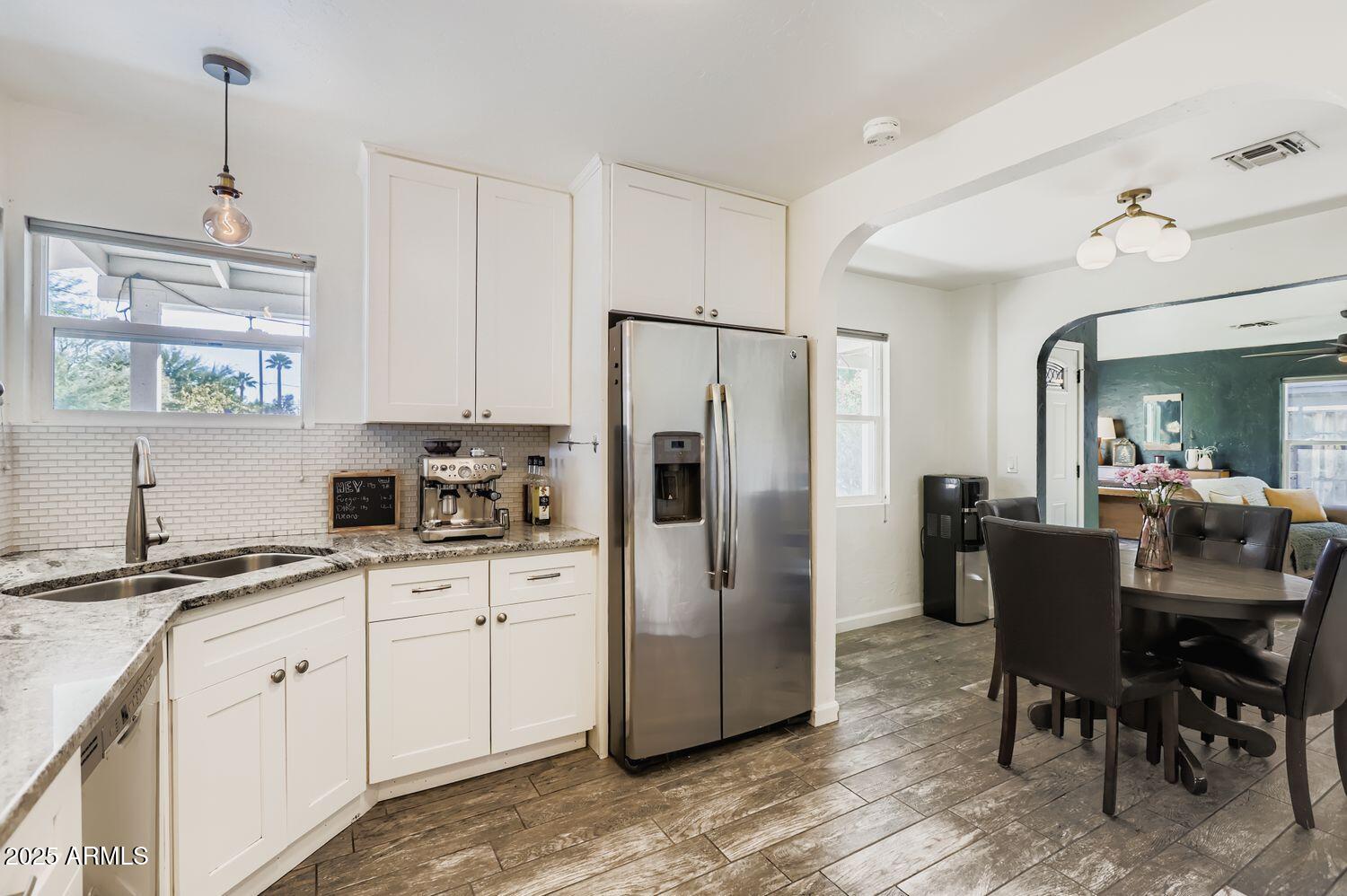 2210 E CAMBRIDGE Avenue