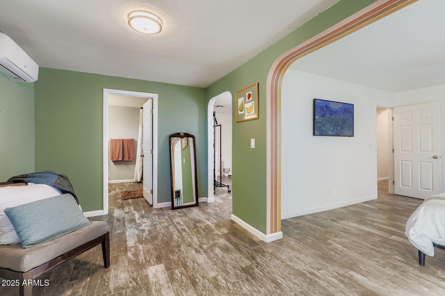 2210 E CAMBRIDGE Avenue