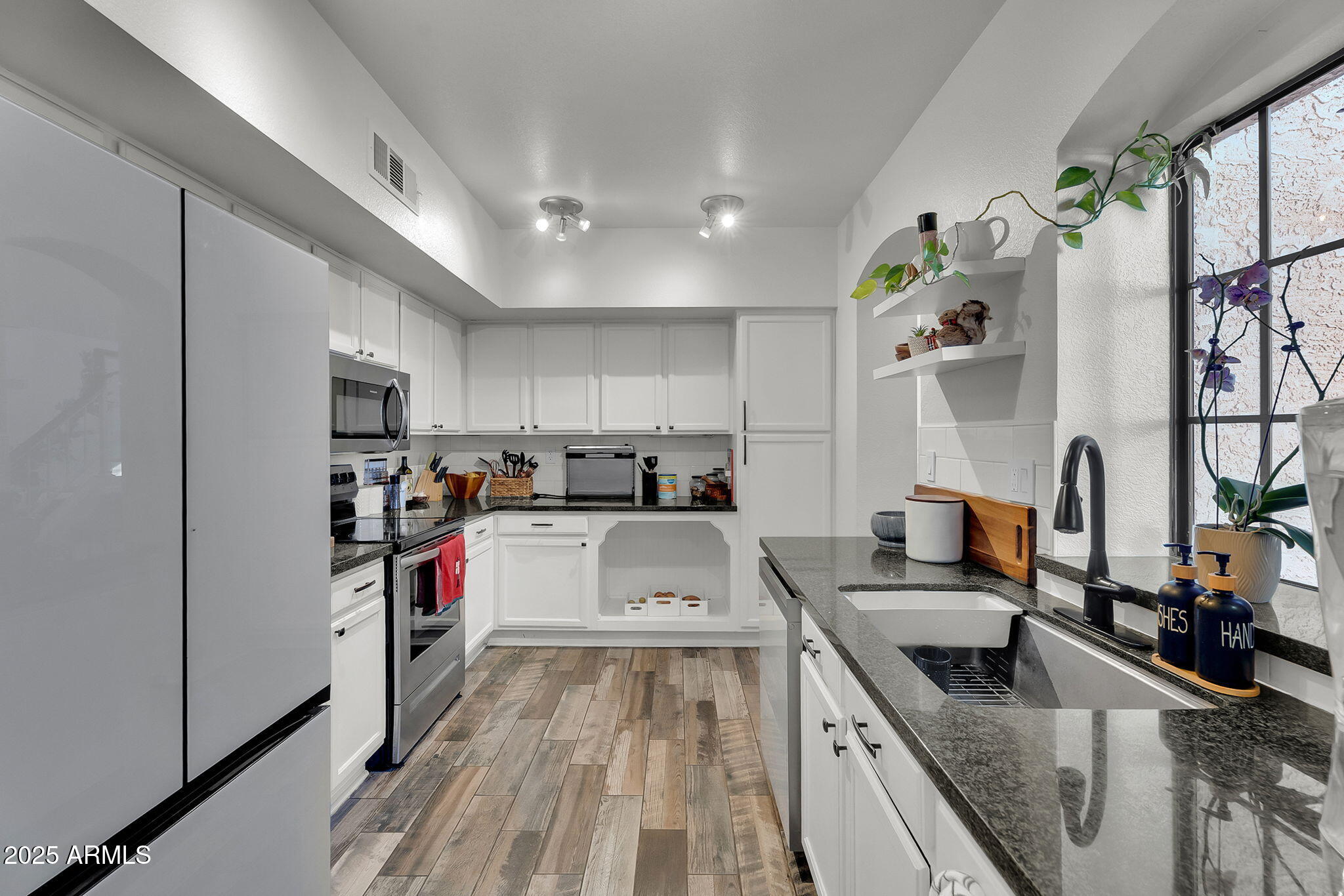 2345 W SHAWNEE Drive