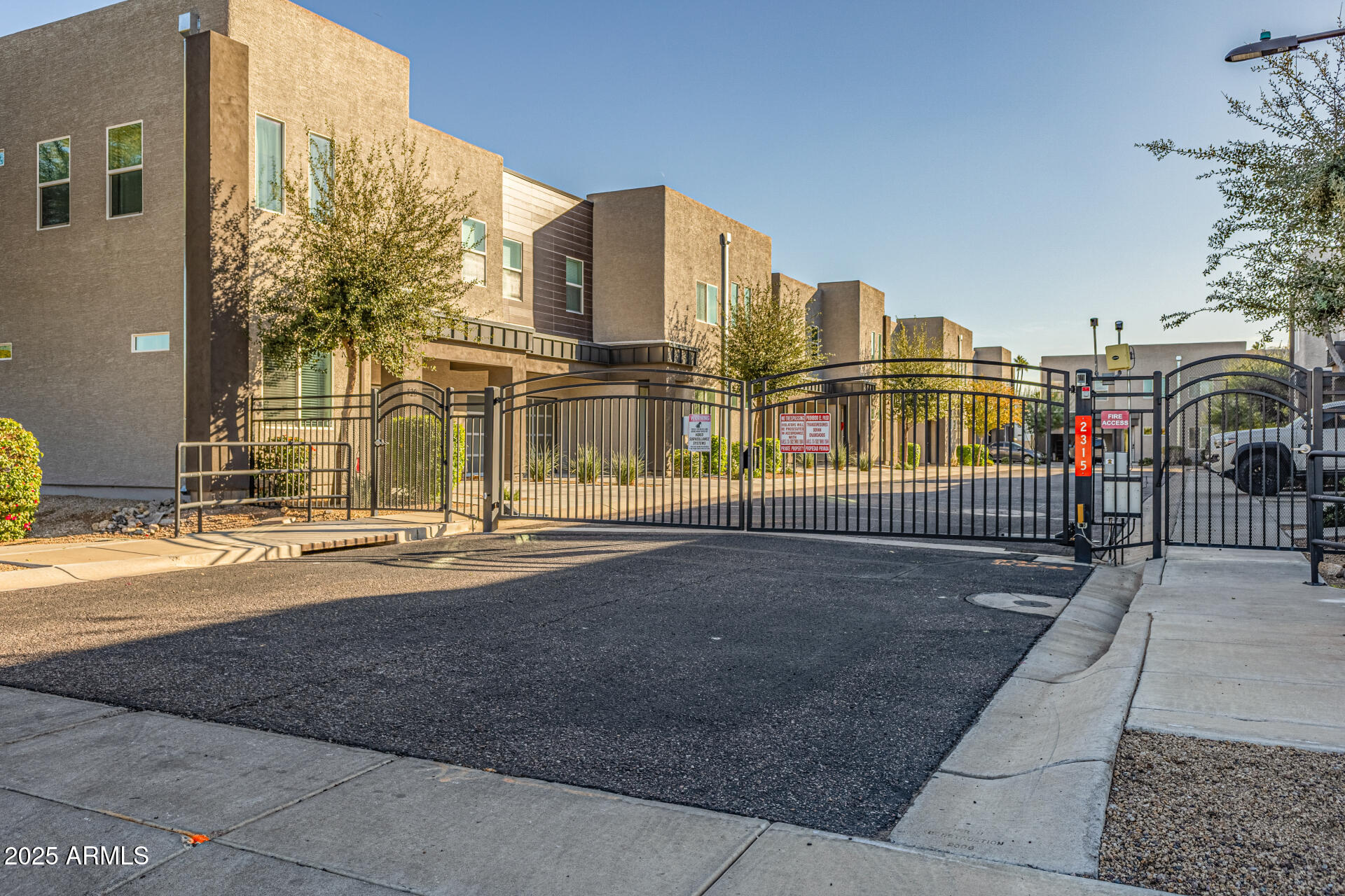 2315 E PINCHOT Avenue 113