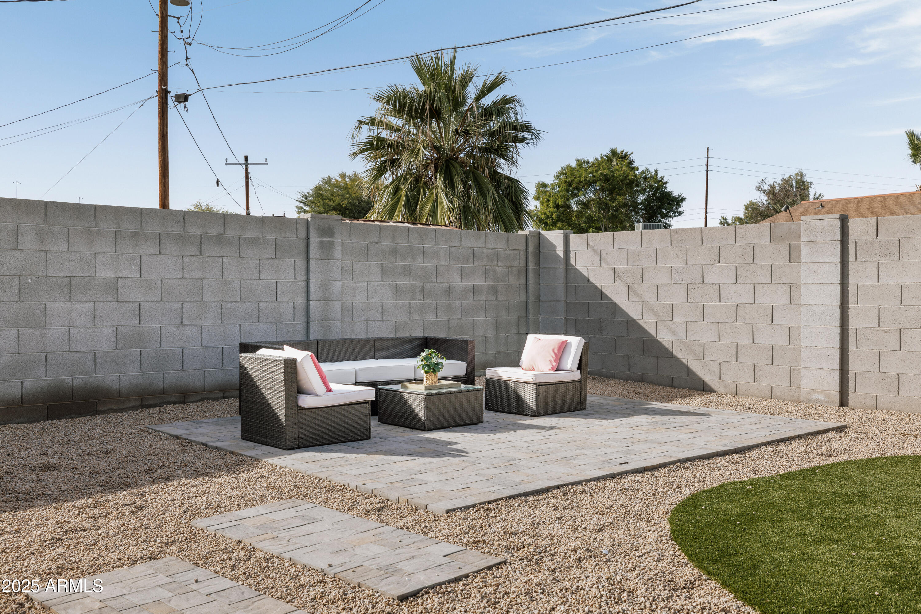 2318 W PINCHOT Avenue