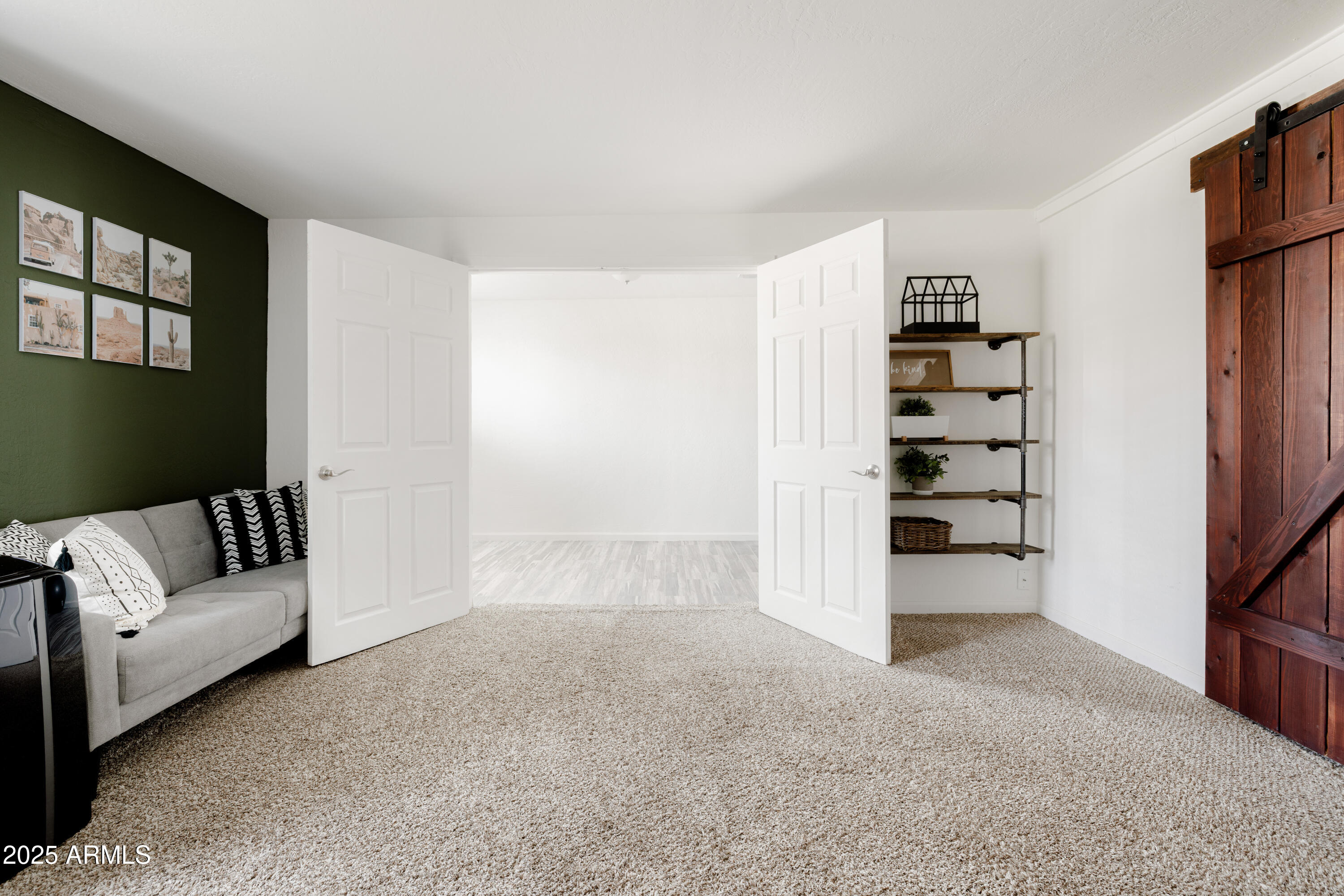 2318 W PINCHOT Avenue