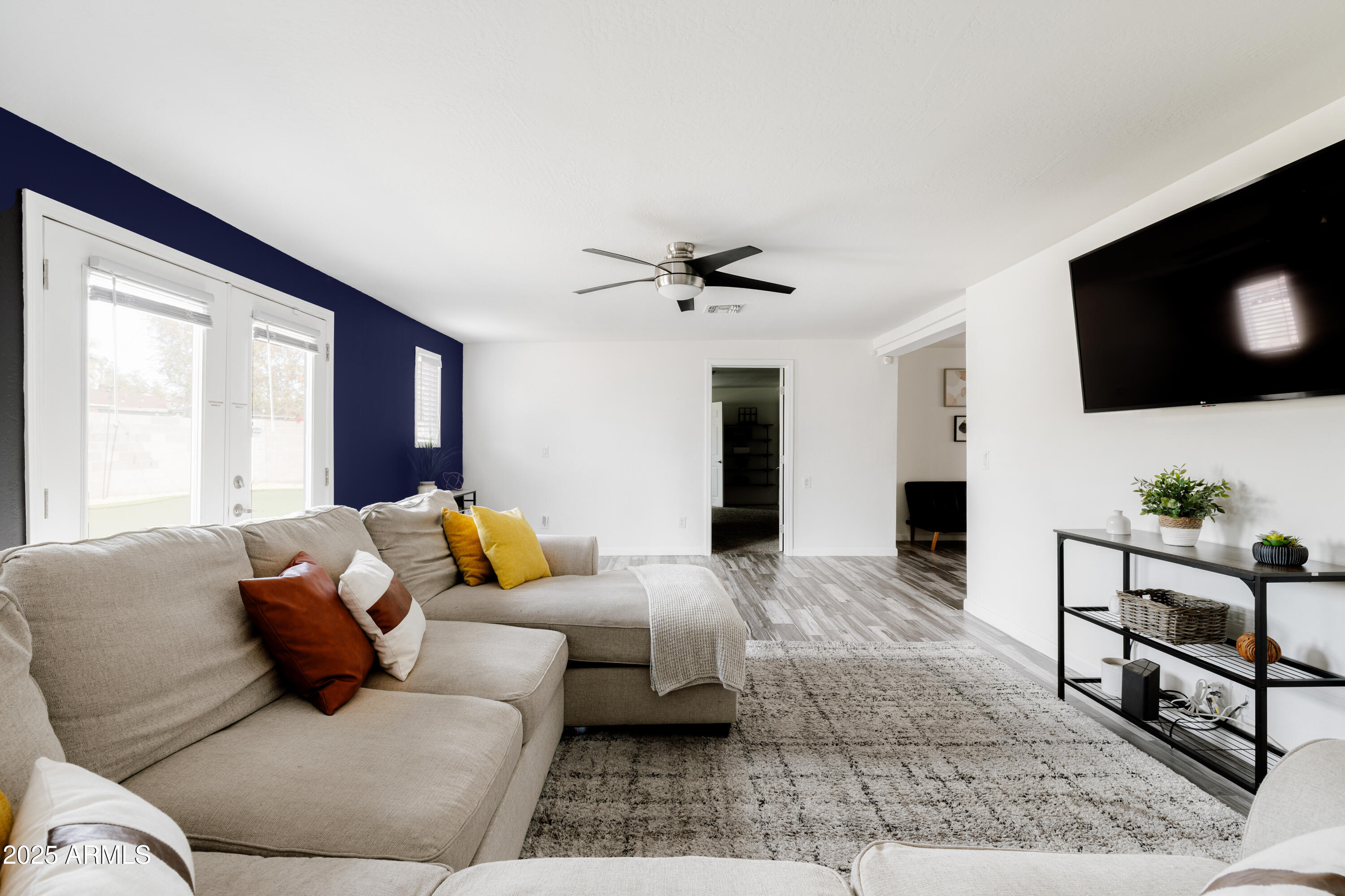 2318 W PINCHOT Avenue