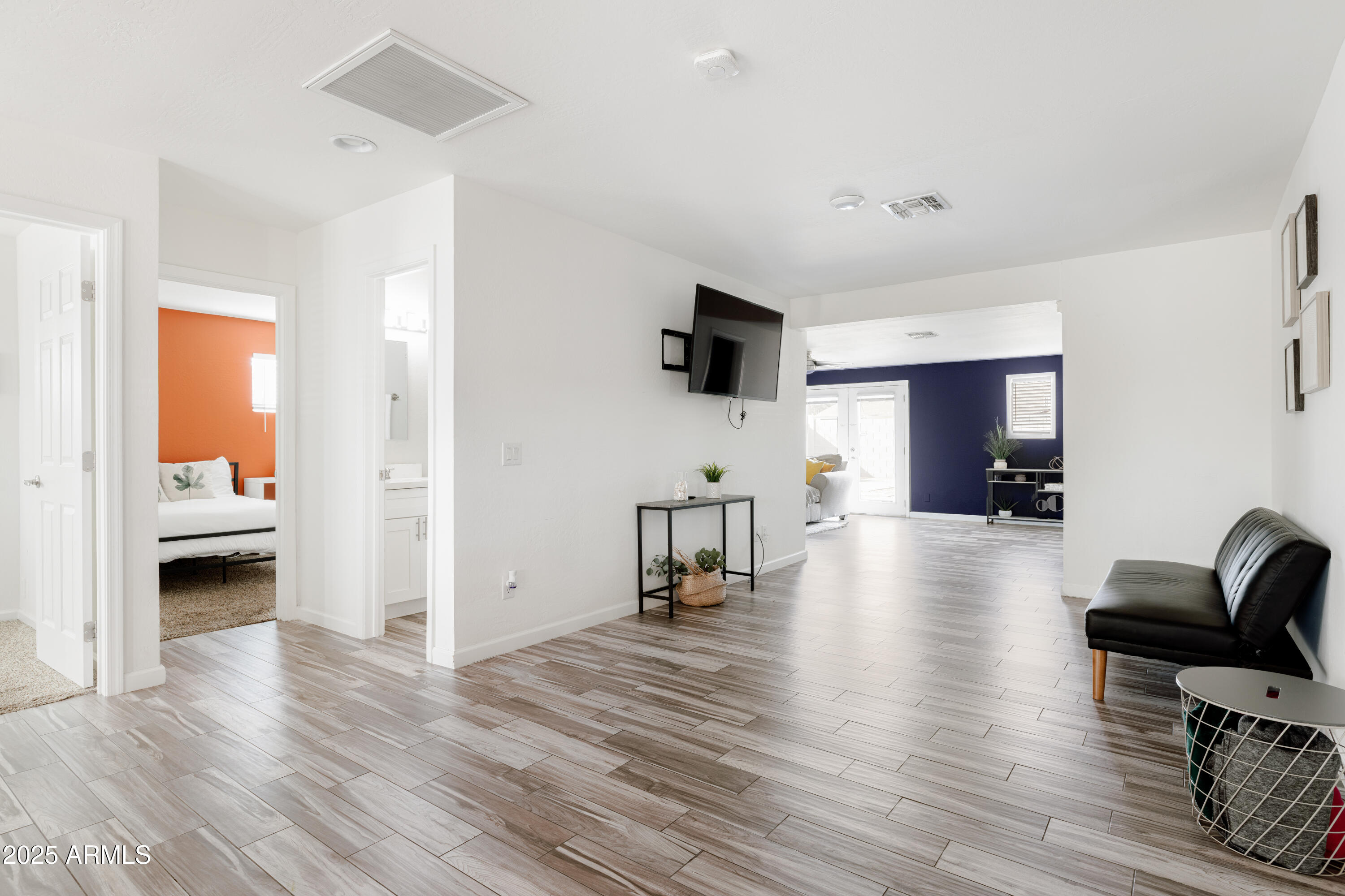 2318 W PINCHOT Avenue