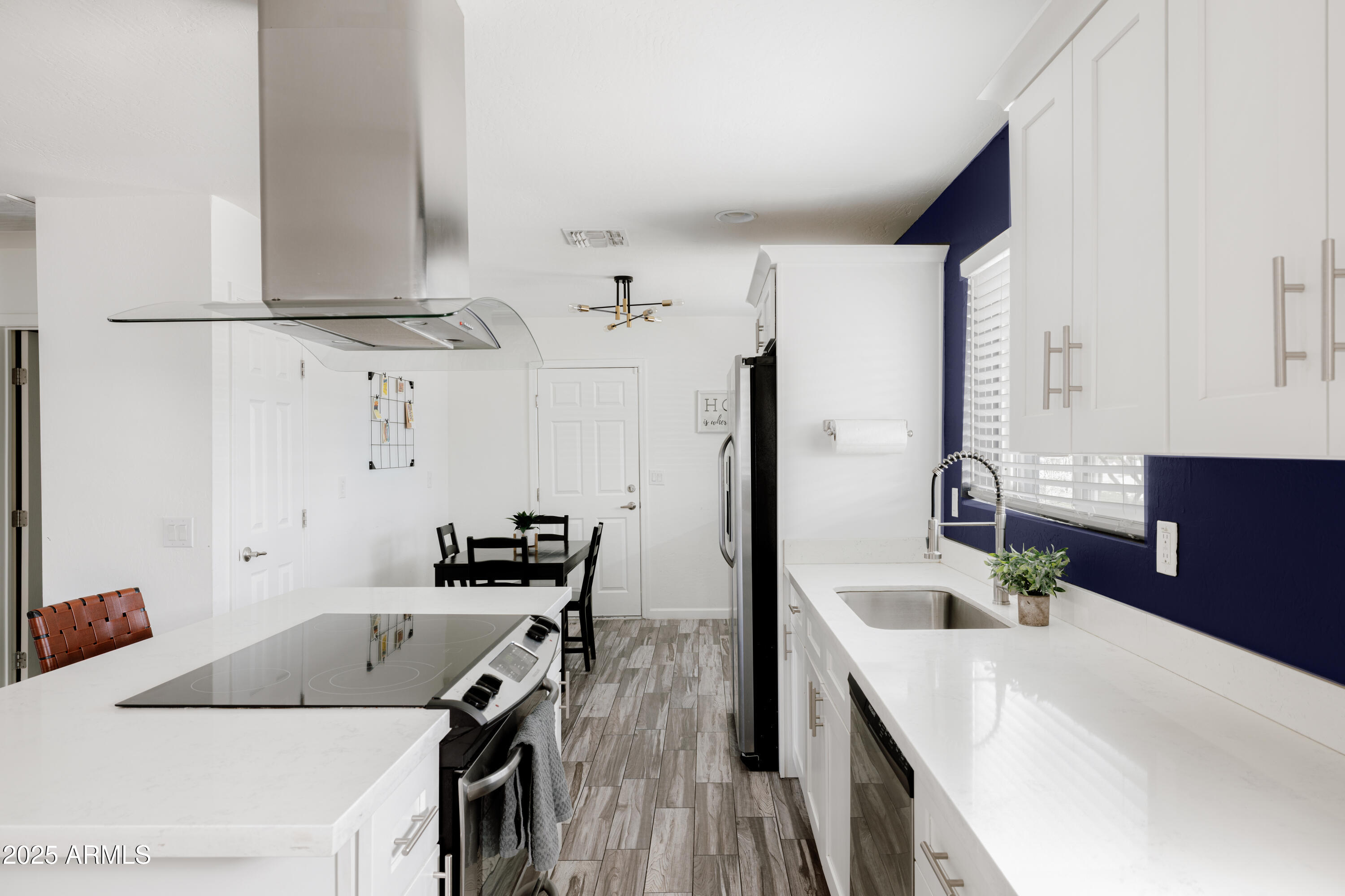 2318 W PINCHOT Avenue