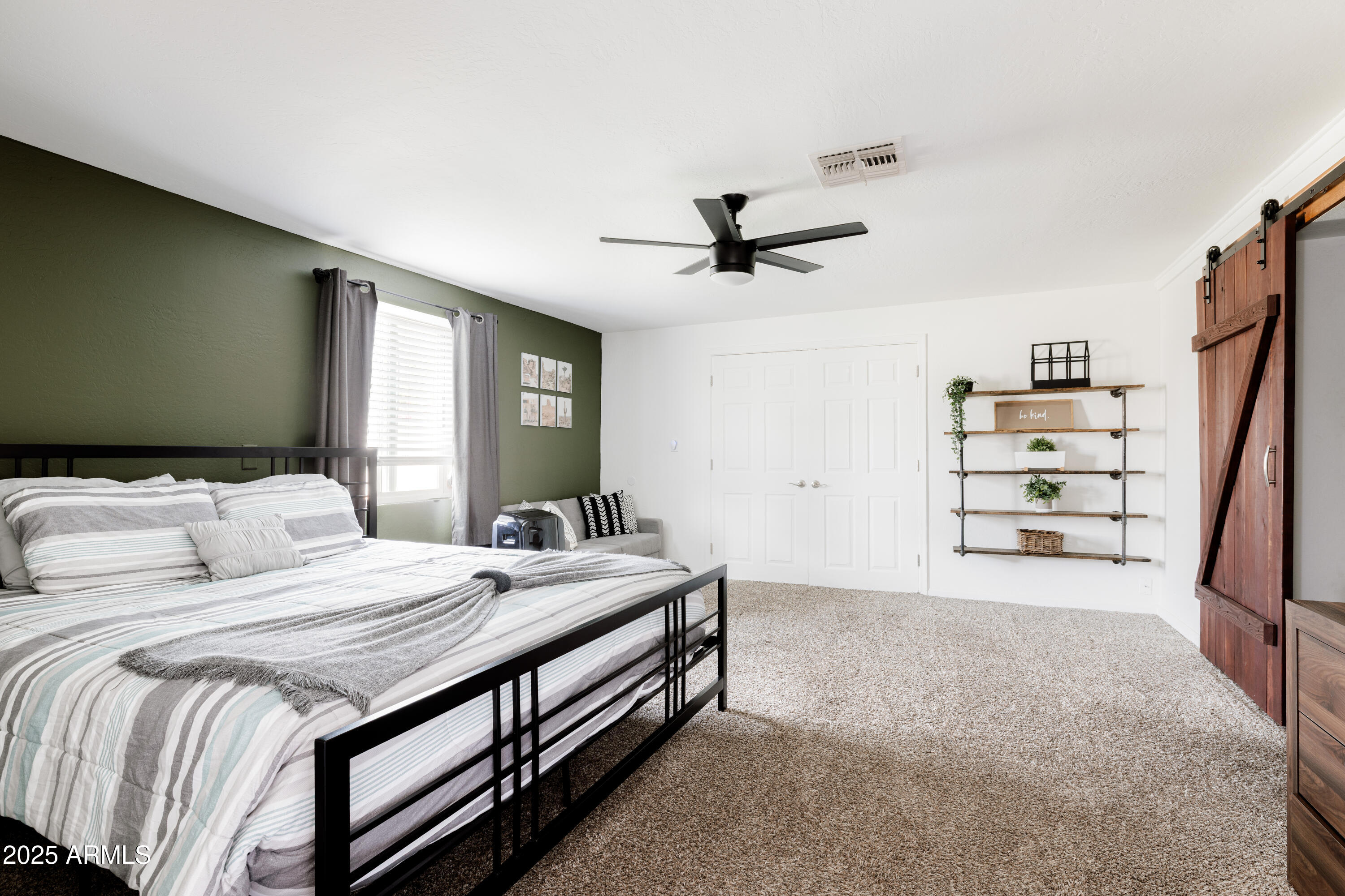 2318 W PINCHOT Avenue