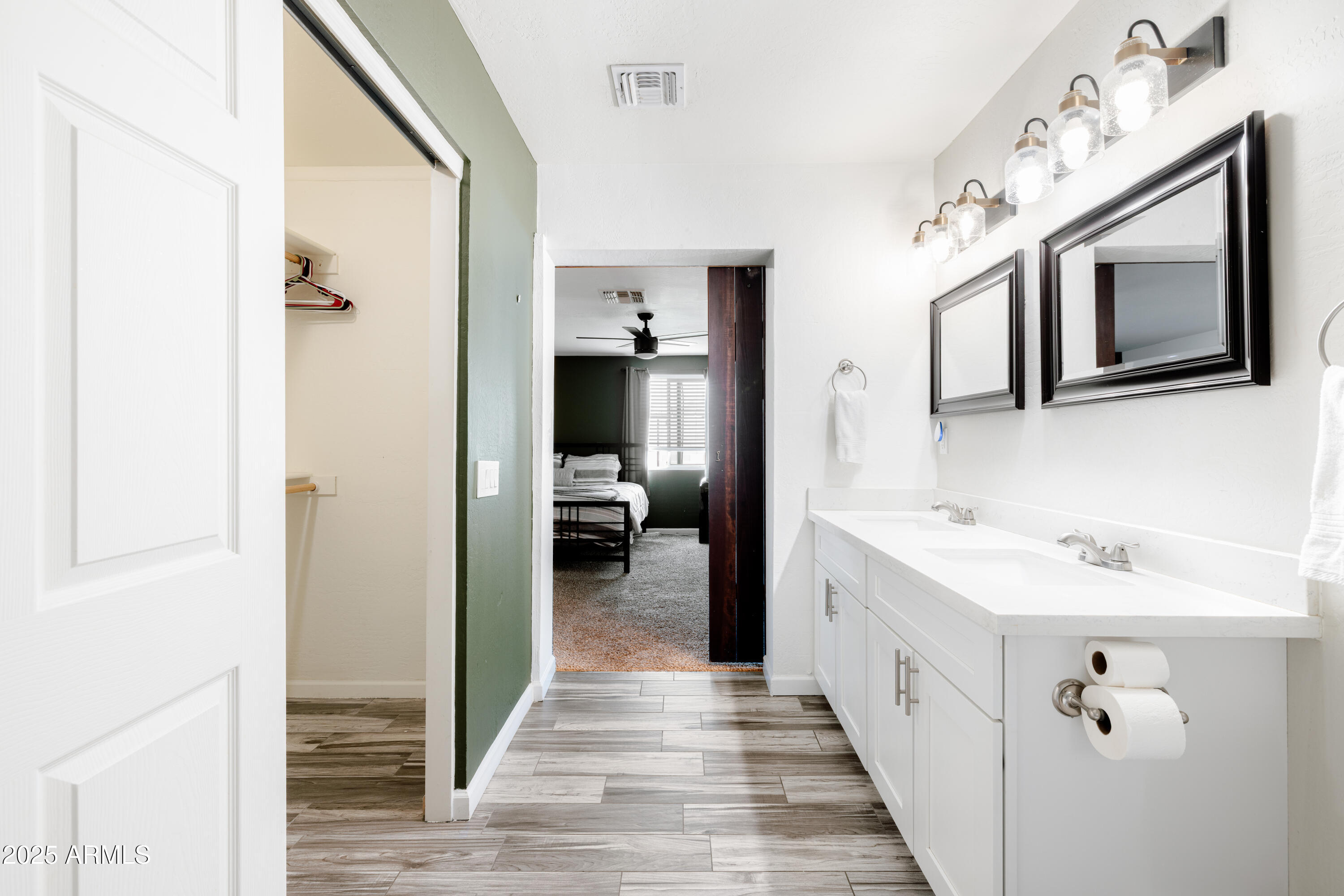 2318 W PINCHOT Avenue