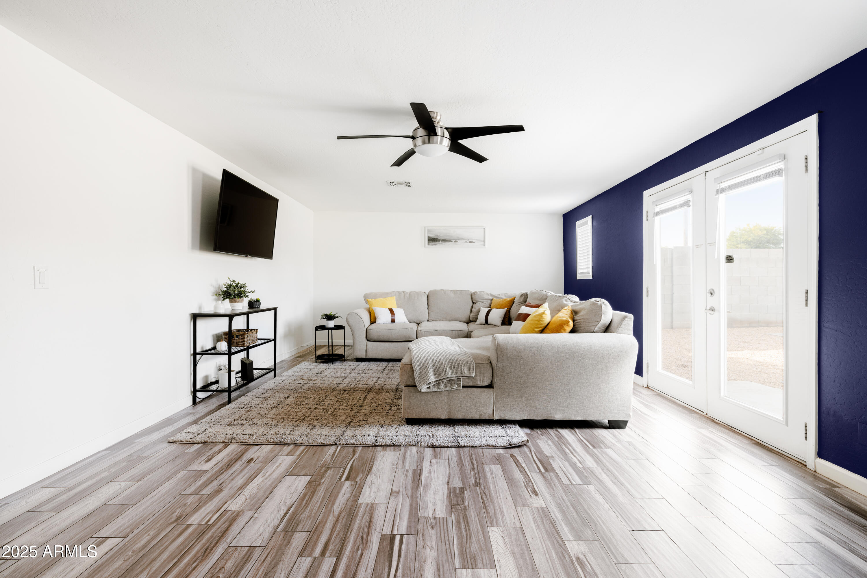 2318 W PINCHOT Avenue