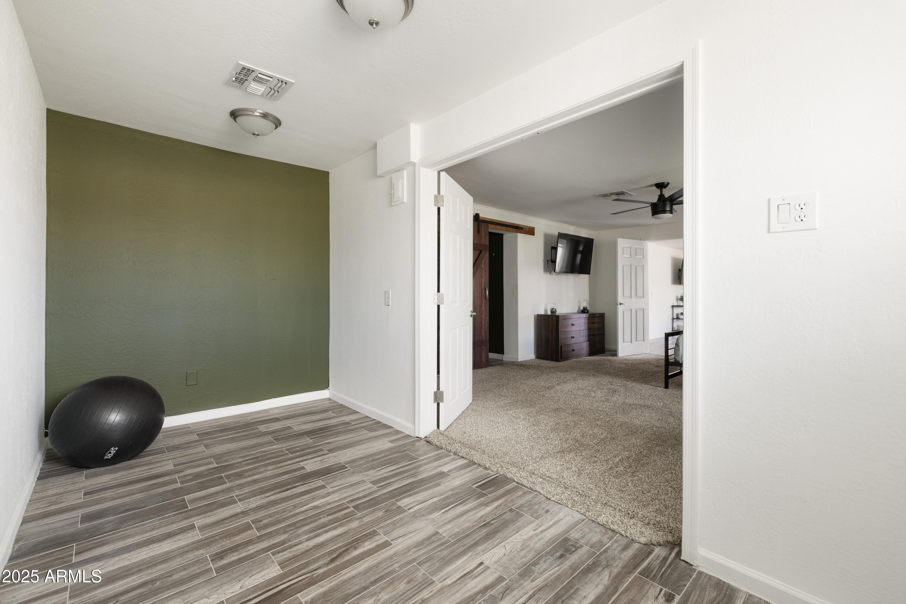 2318 W PINCHOT Avenue