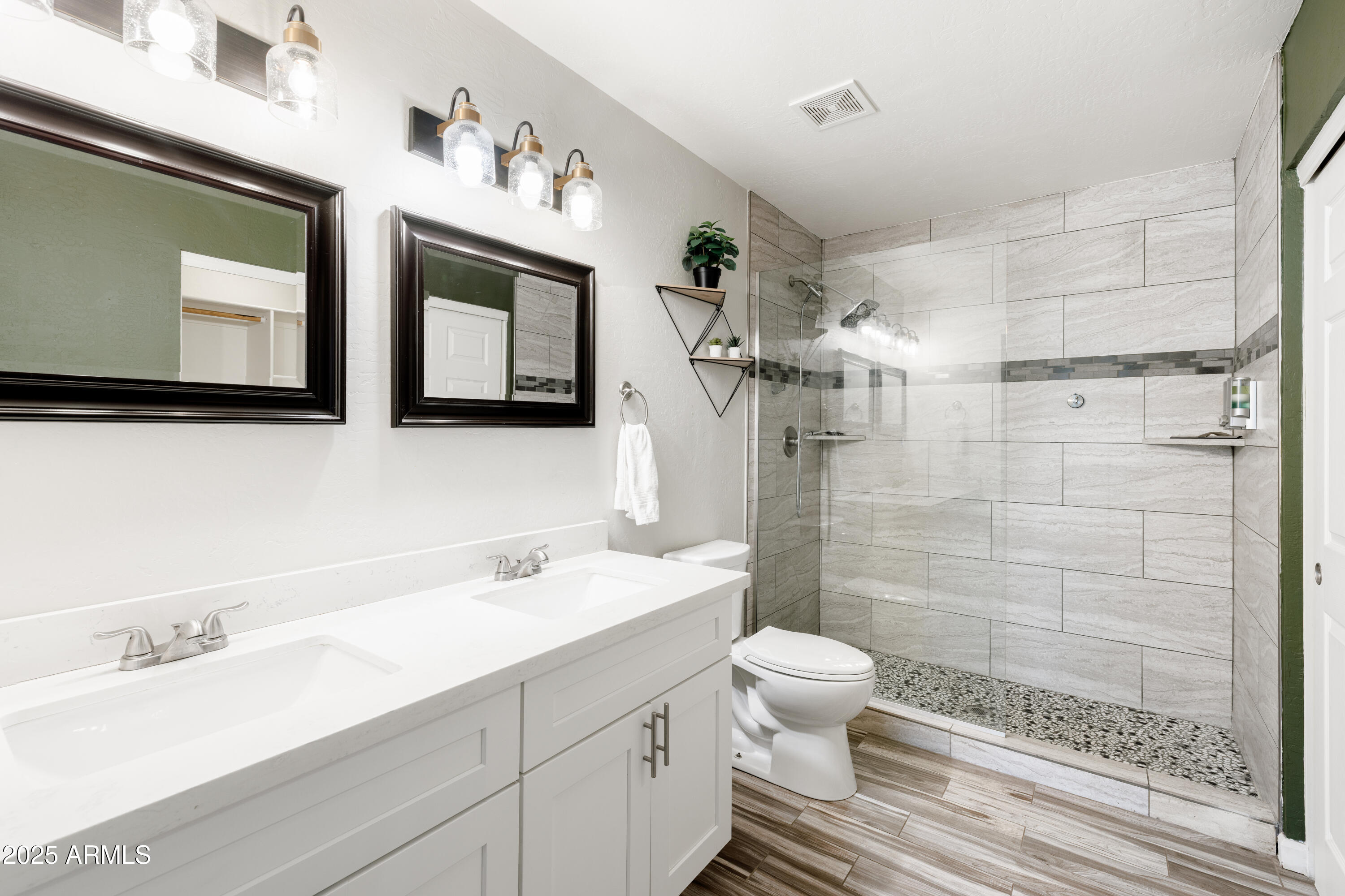 2318 W PINCHOT Avenue