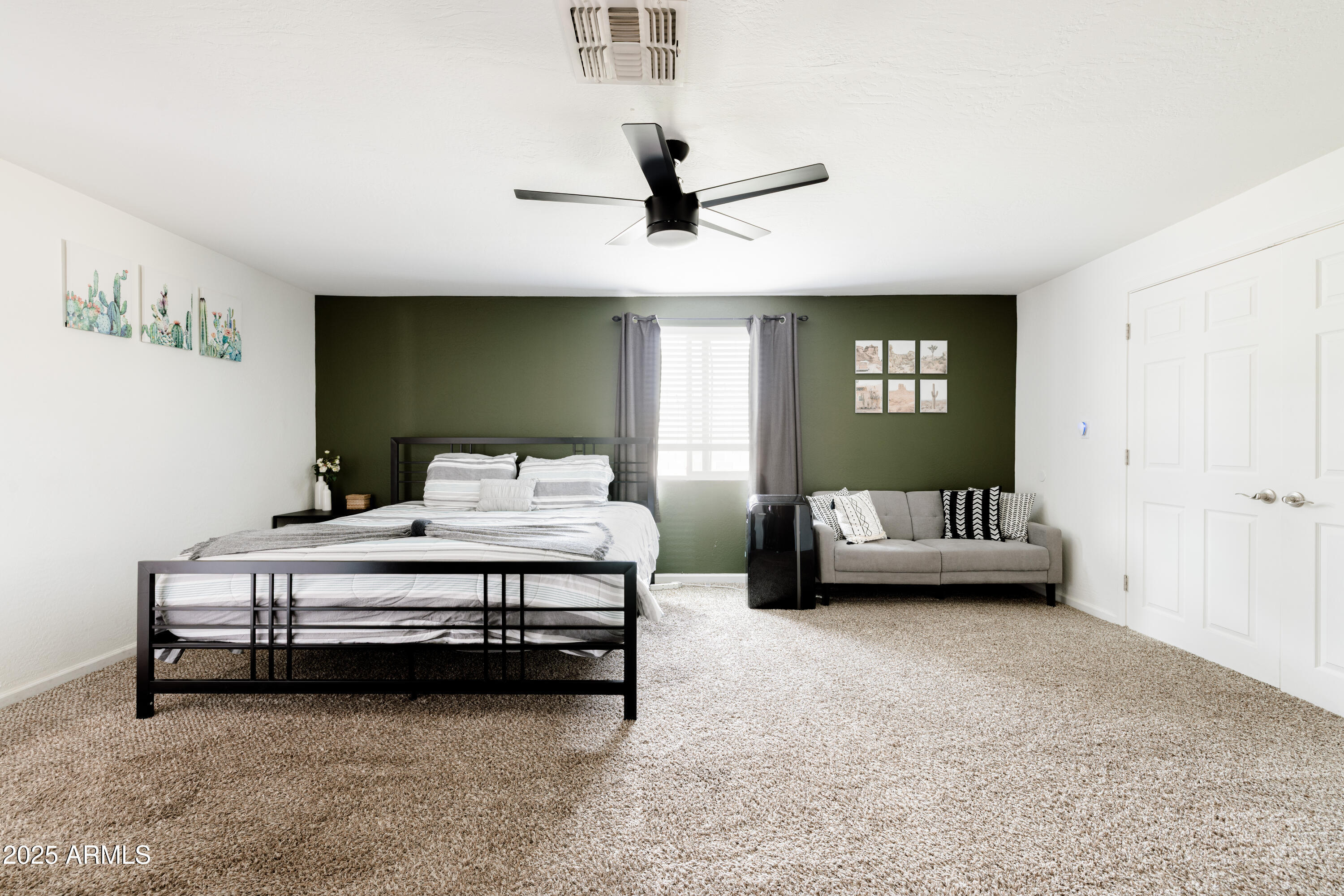 2318 W PINCHOT Avenue