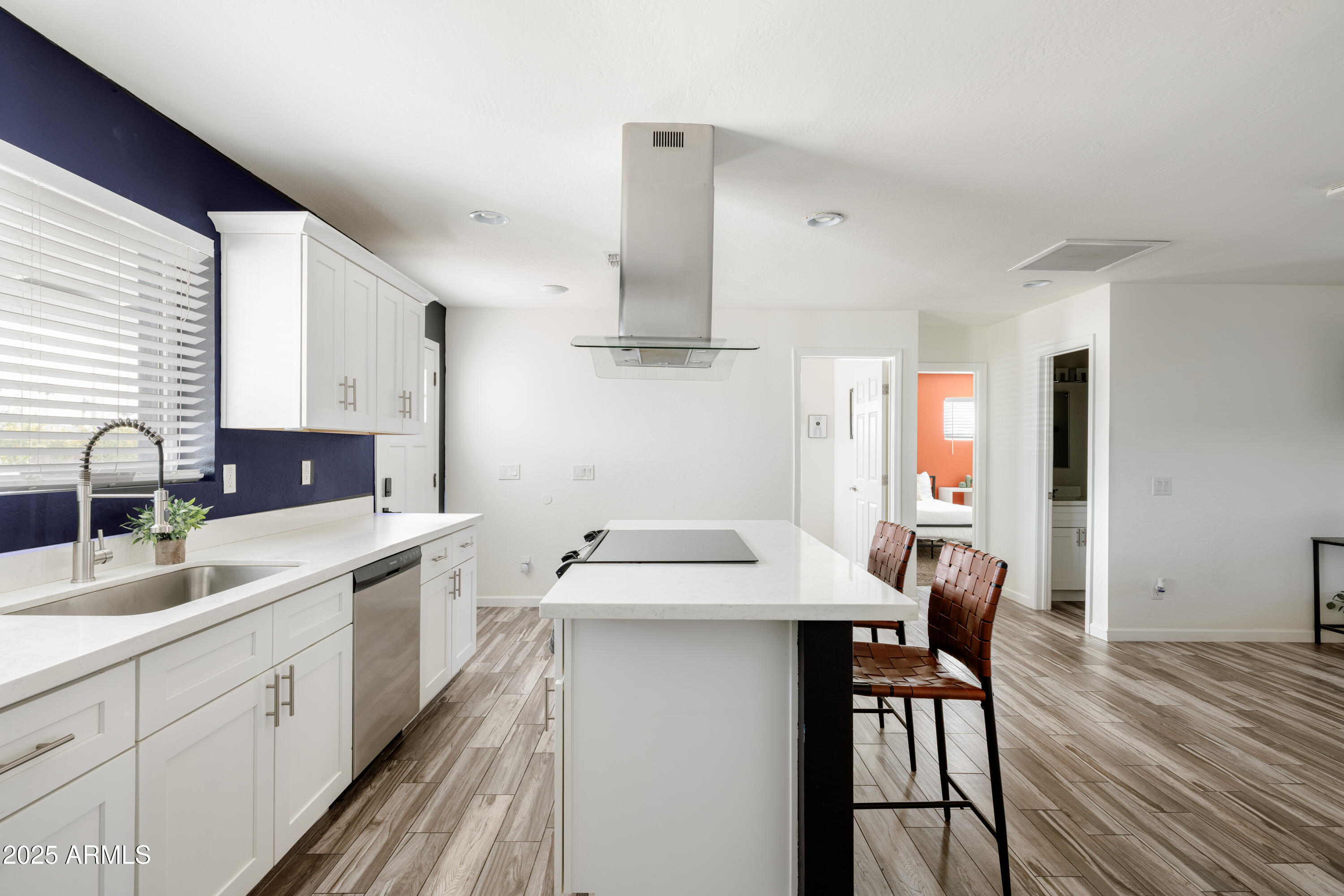 2318 W PINCHOT Avenue