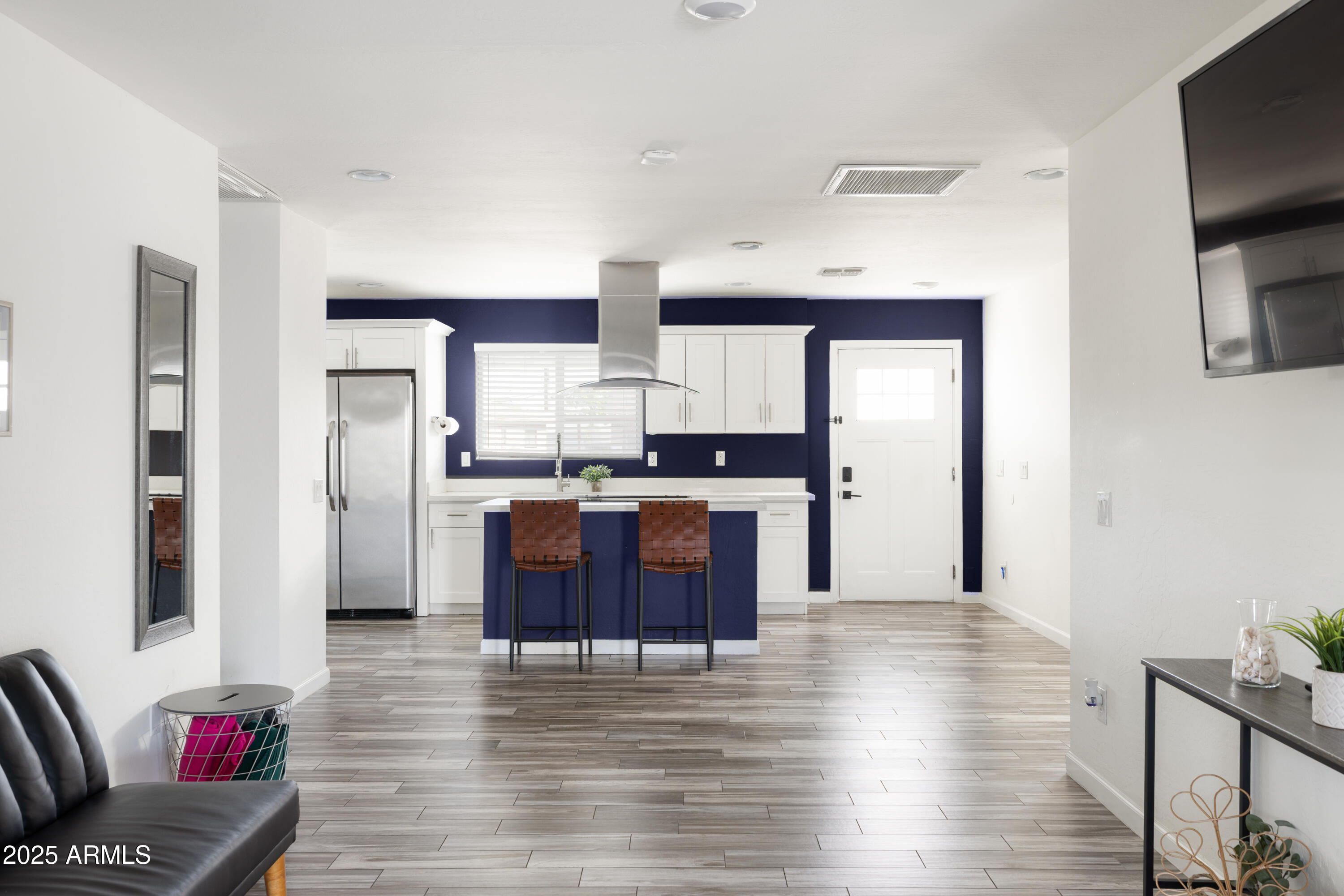 2318 W PINCHOT Avenue