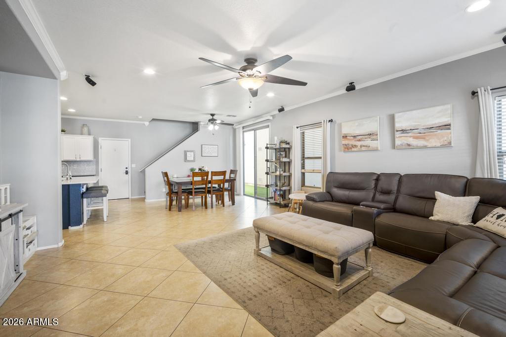 5812 E HOLMES Avenue