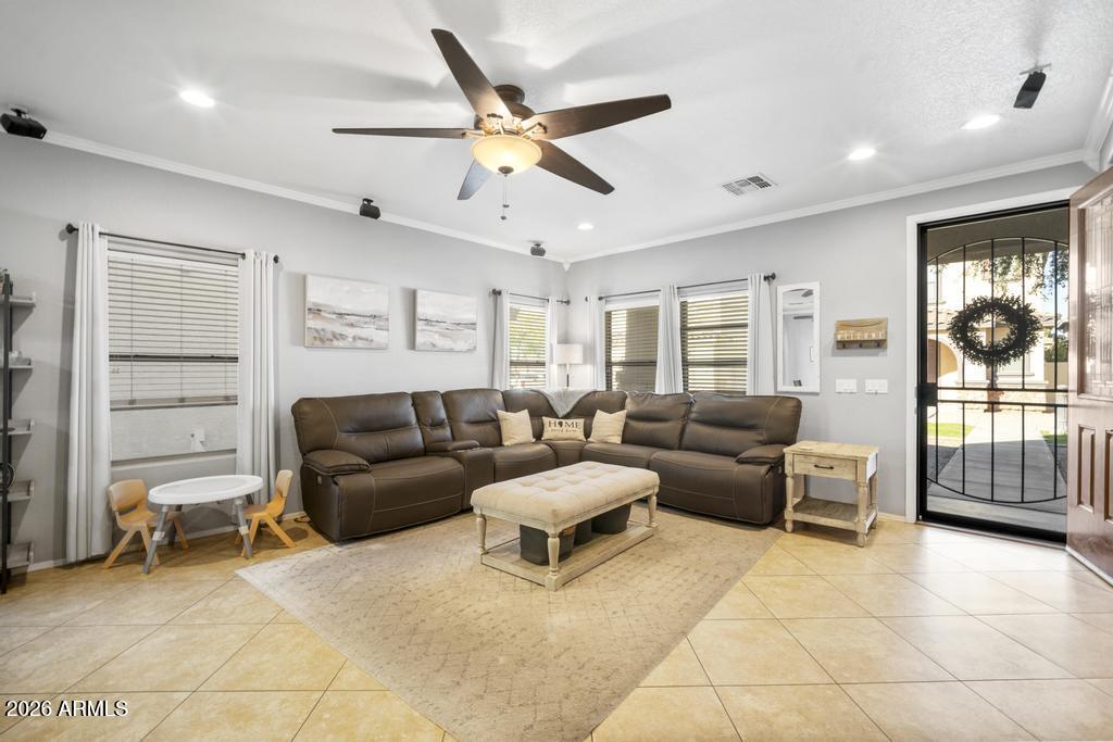 5812 E HOLMES Avenue