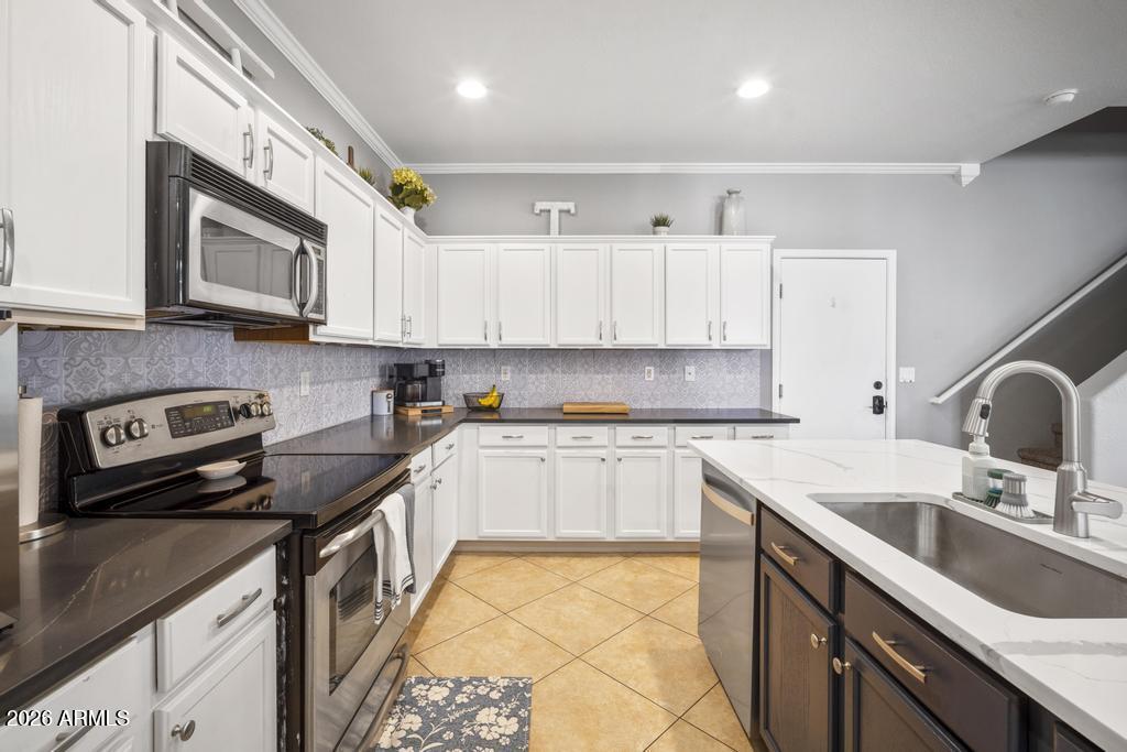 5812 E HOLMES Avenue