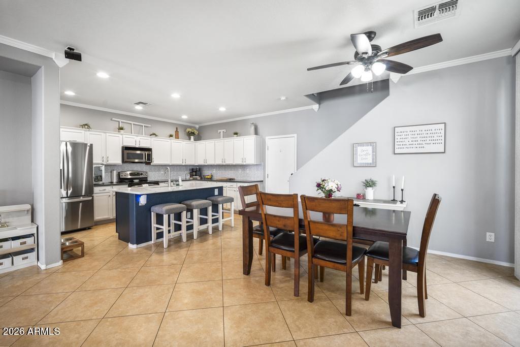 5812 E HOLMES Avenue