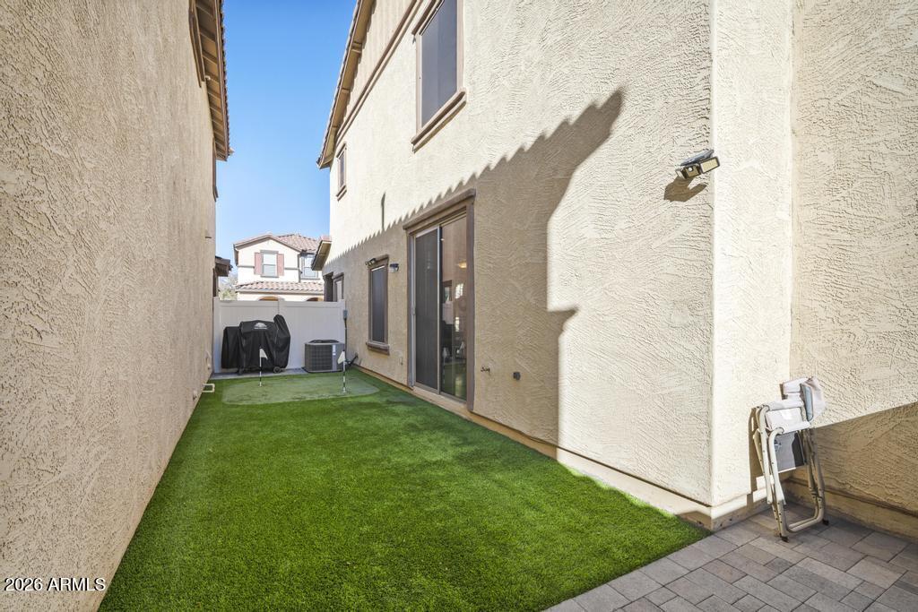 5812 E HOLMES Avenue