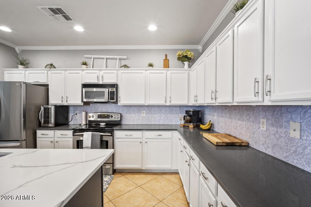 5812 E HOLMES Avenue