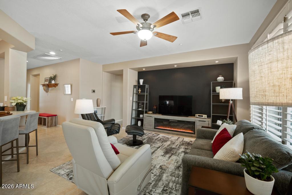 1922 W WHITMAN Court