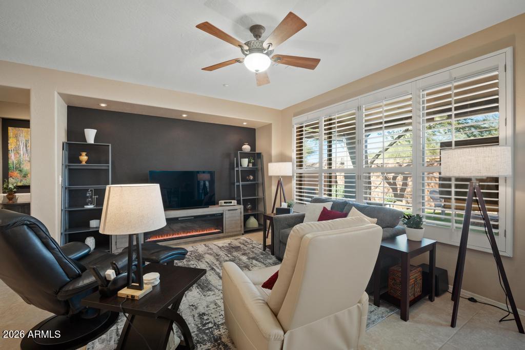 1922 W WHITMAN Court