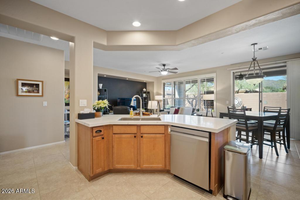 1922 W WHITMAN Court