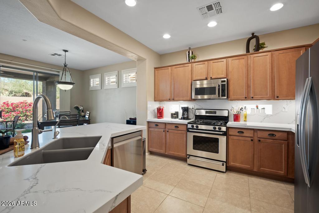 1922 W WHITMAN Court