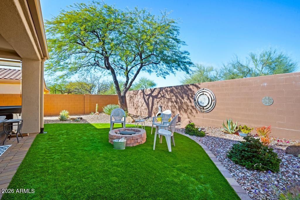 1922 W WHITMAN Court