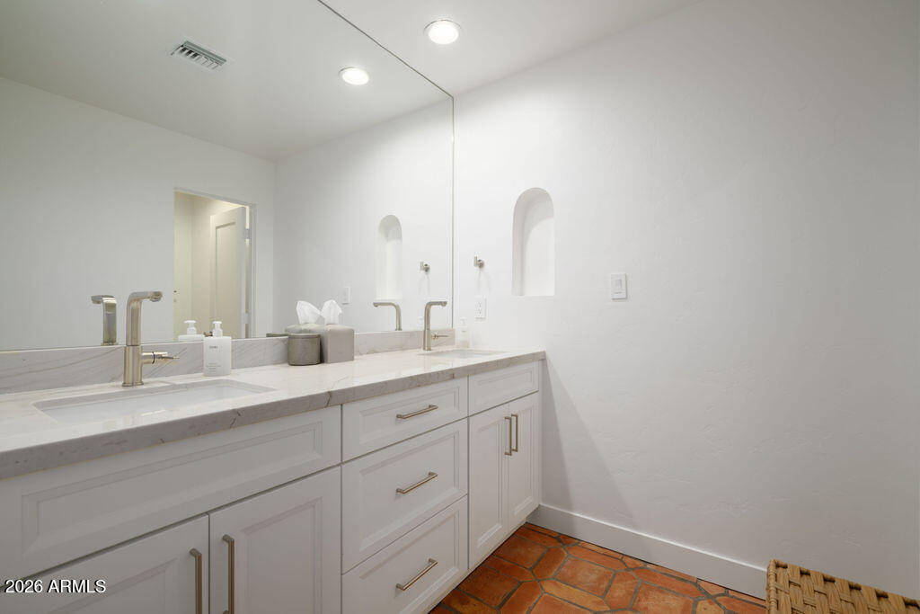 5602 N CAMELBACK CANYON Place