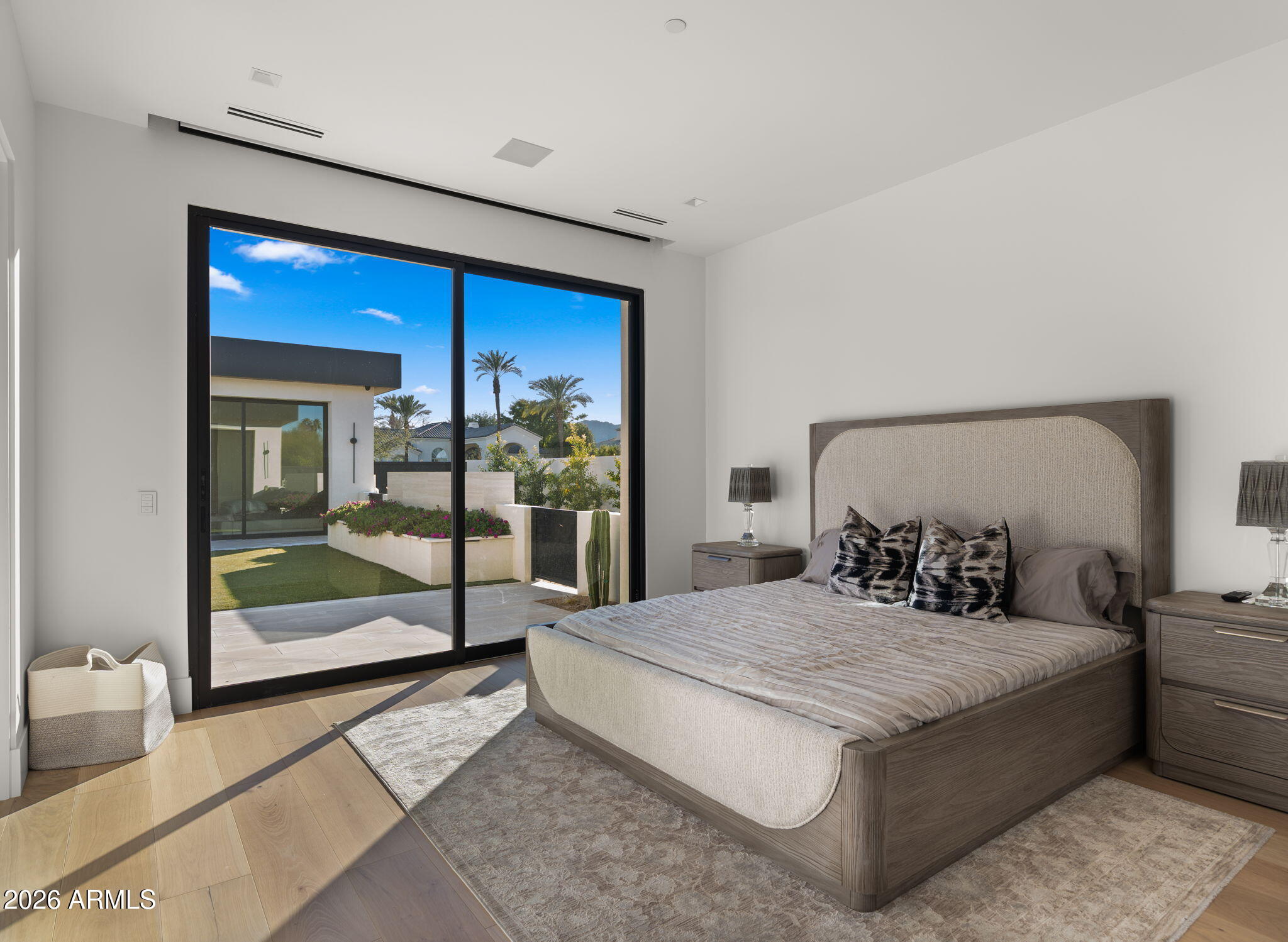 6824 E HUMMINGBIRD Lane