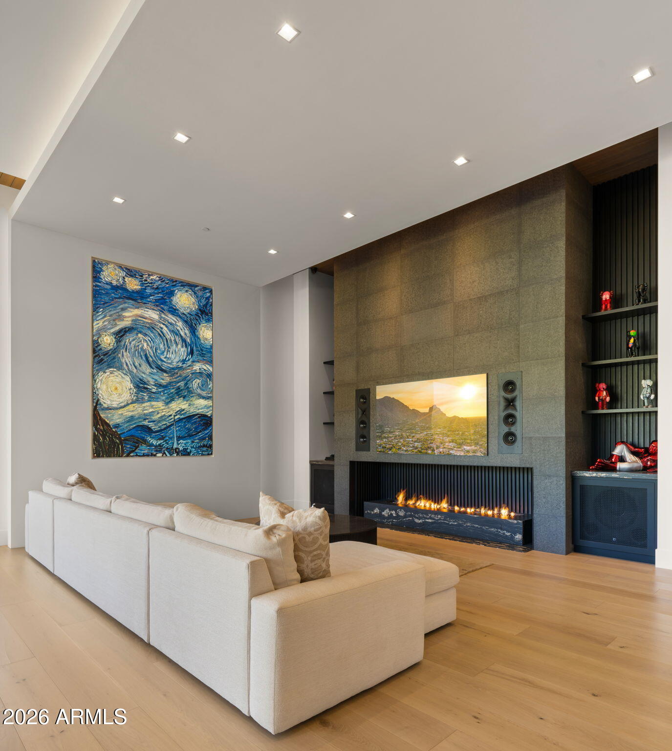 6824 E HUMMINGBIRD Lane