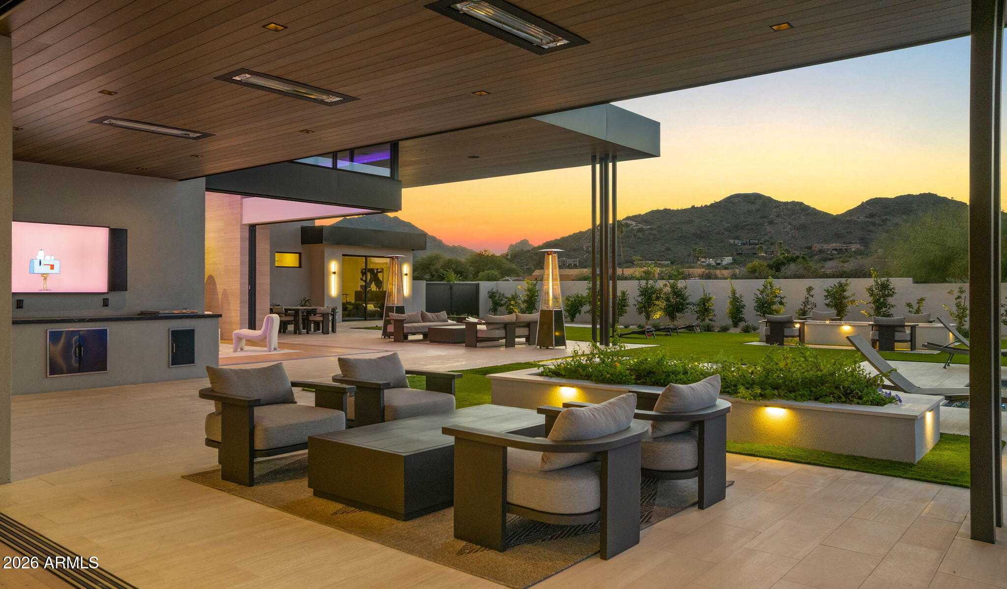 6824 E HUMMINGBIRD Lane