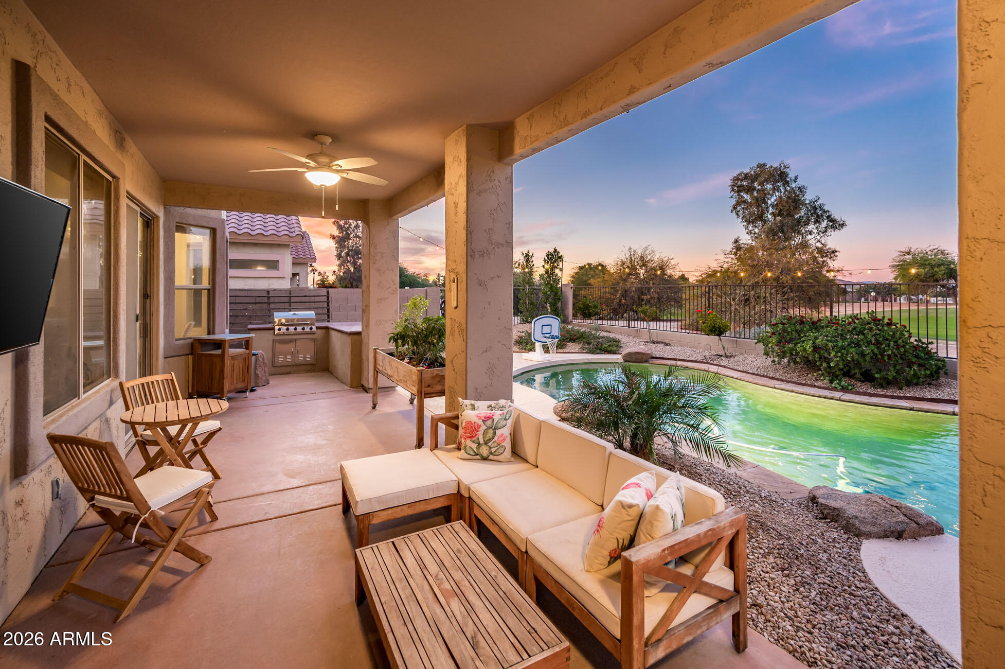 2442 E GLASS Lane