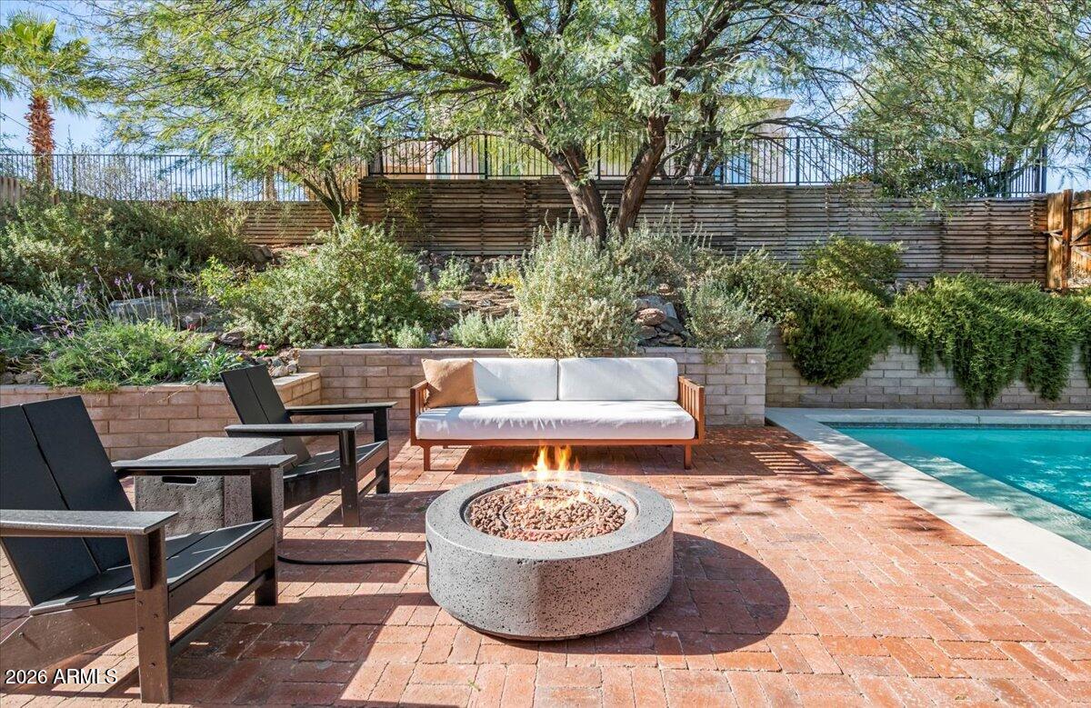 4035 E MCDONALD Drive