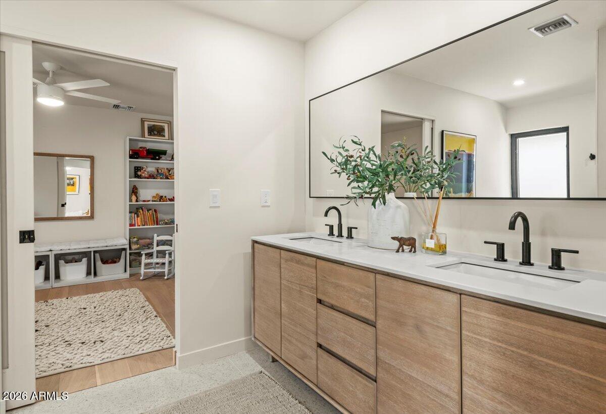 4035 E MCDONALD Drive