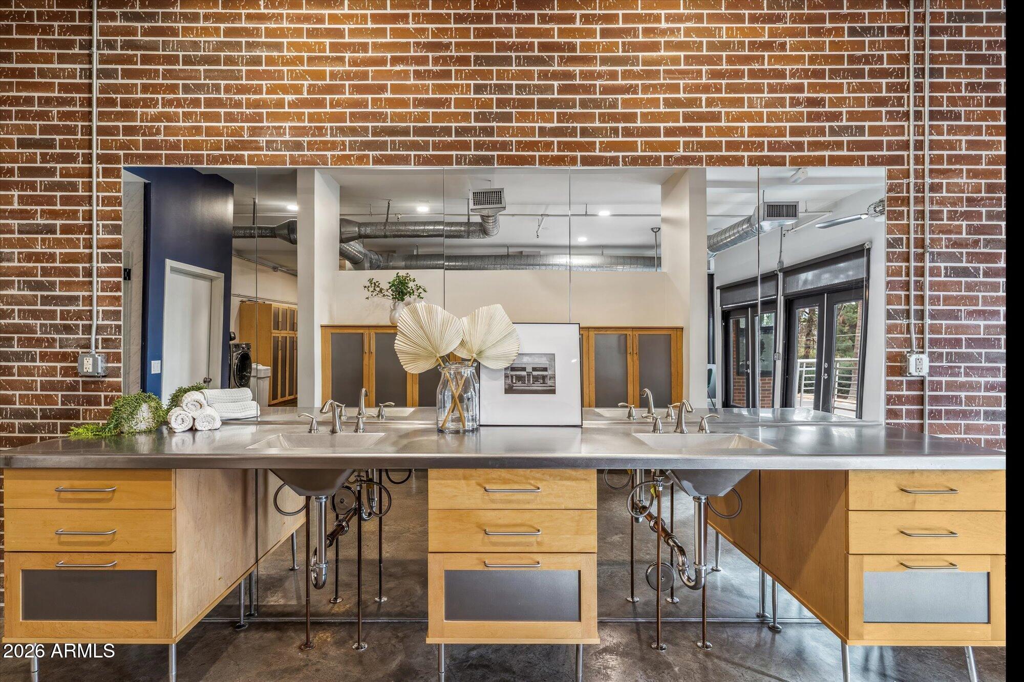 914 E OSBORN Road 202