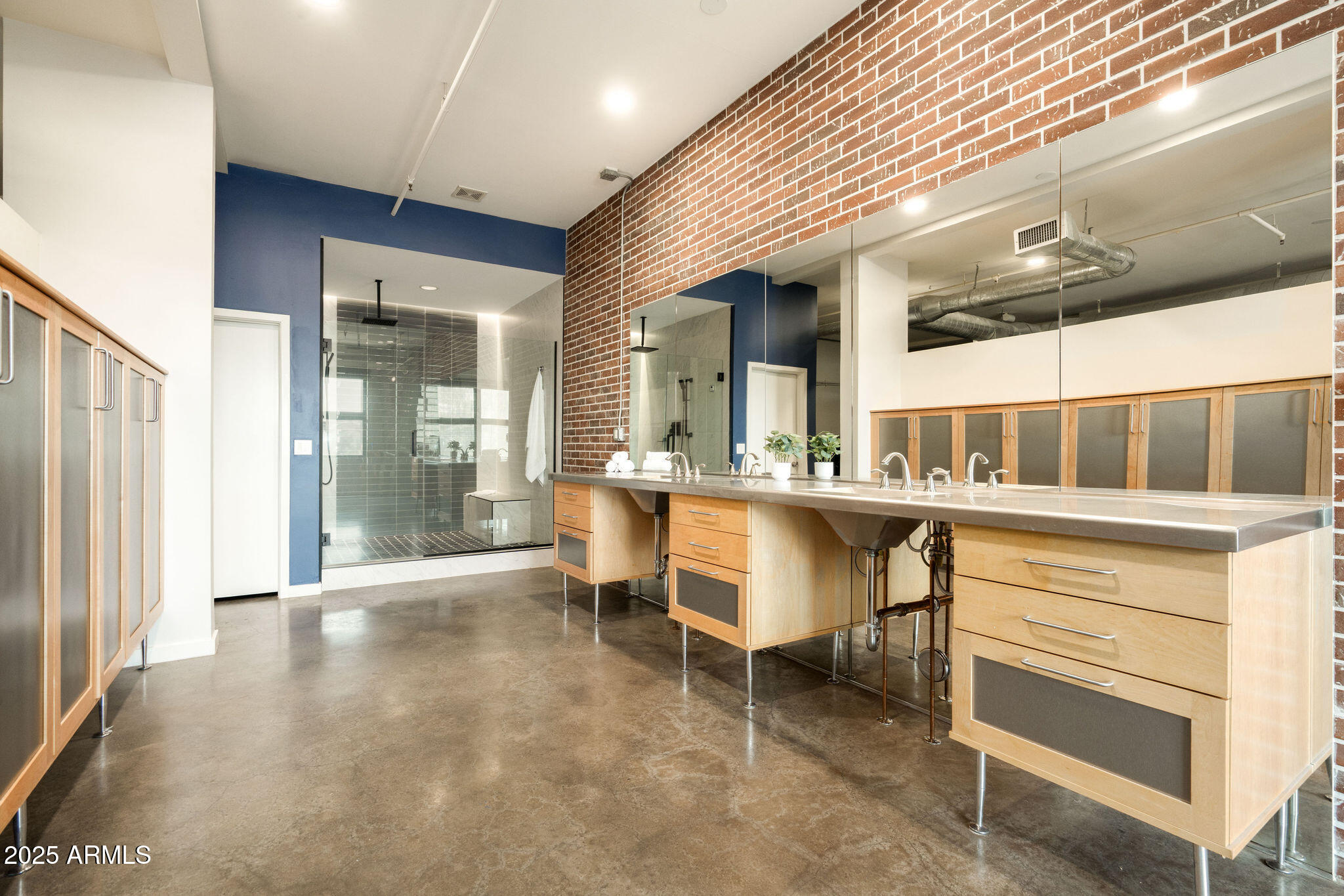 914 E OSBORN Road 202