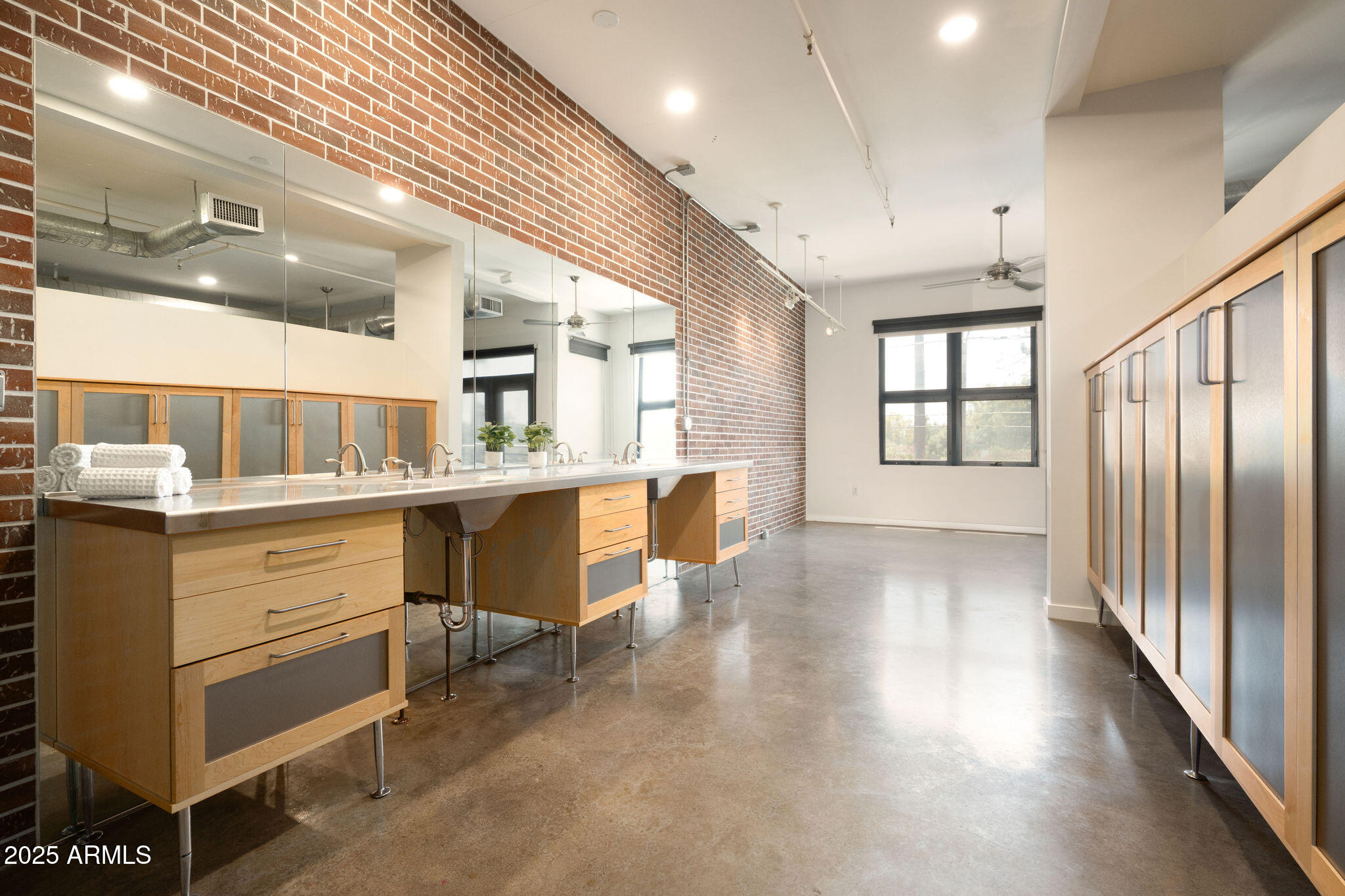 914 E OSBORN Road 202