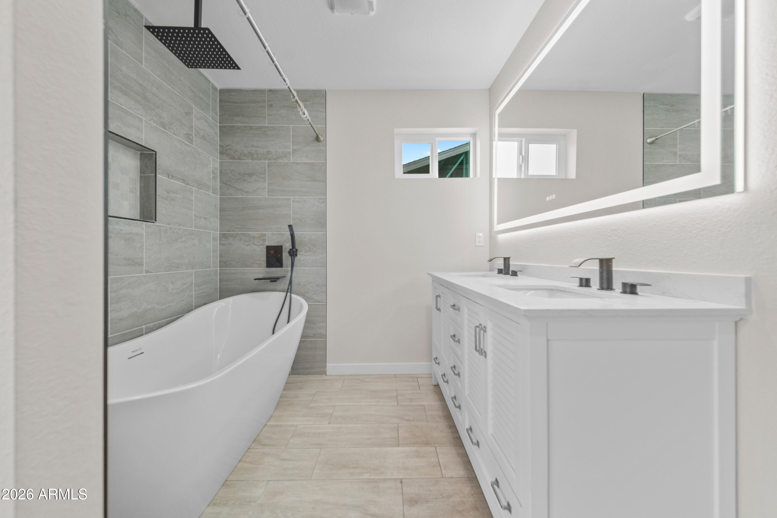 8202 E WHITTON Avenue