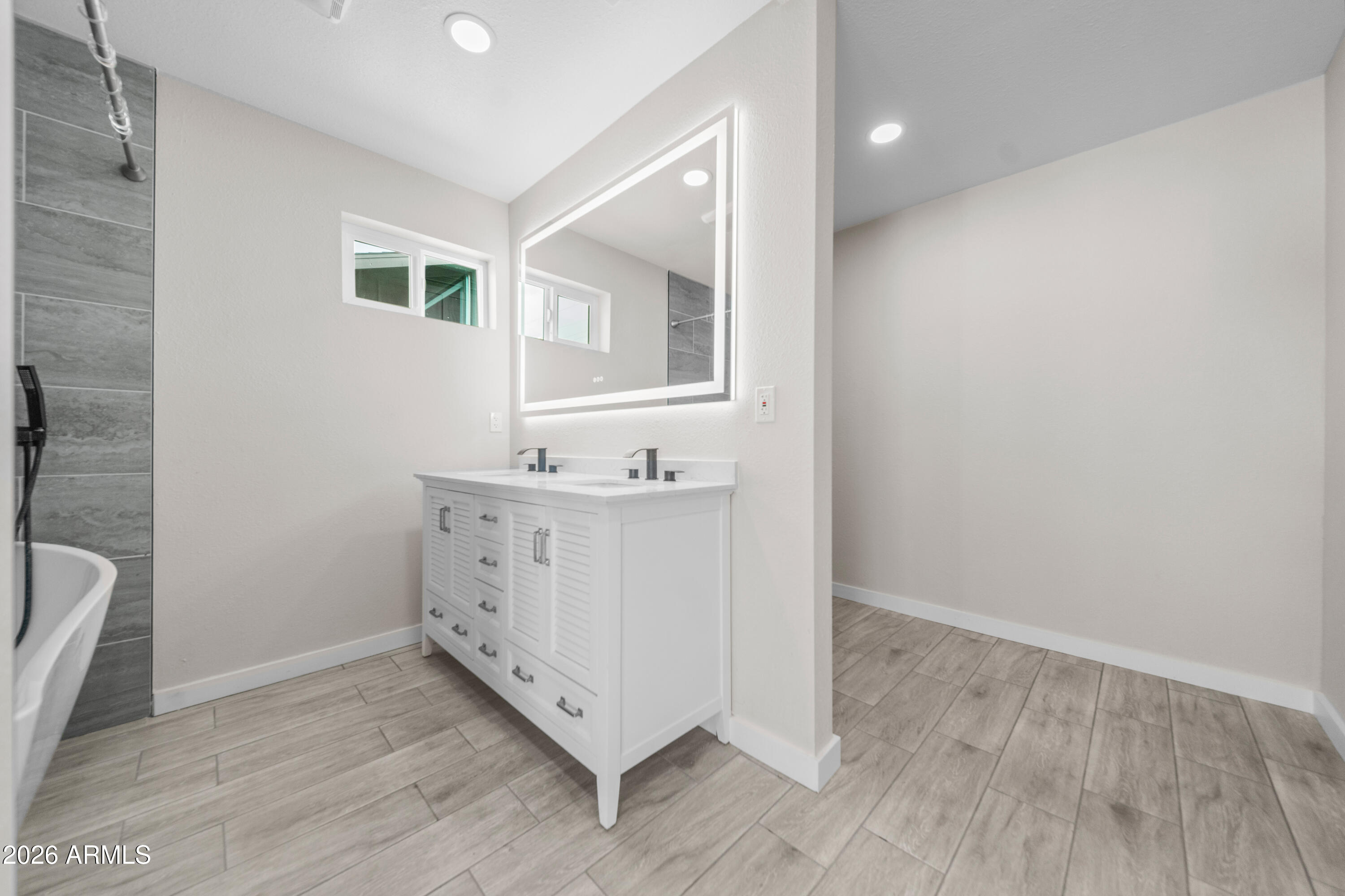 8202 E WHITTON Avenue