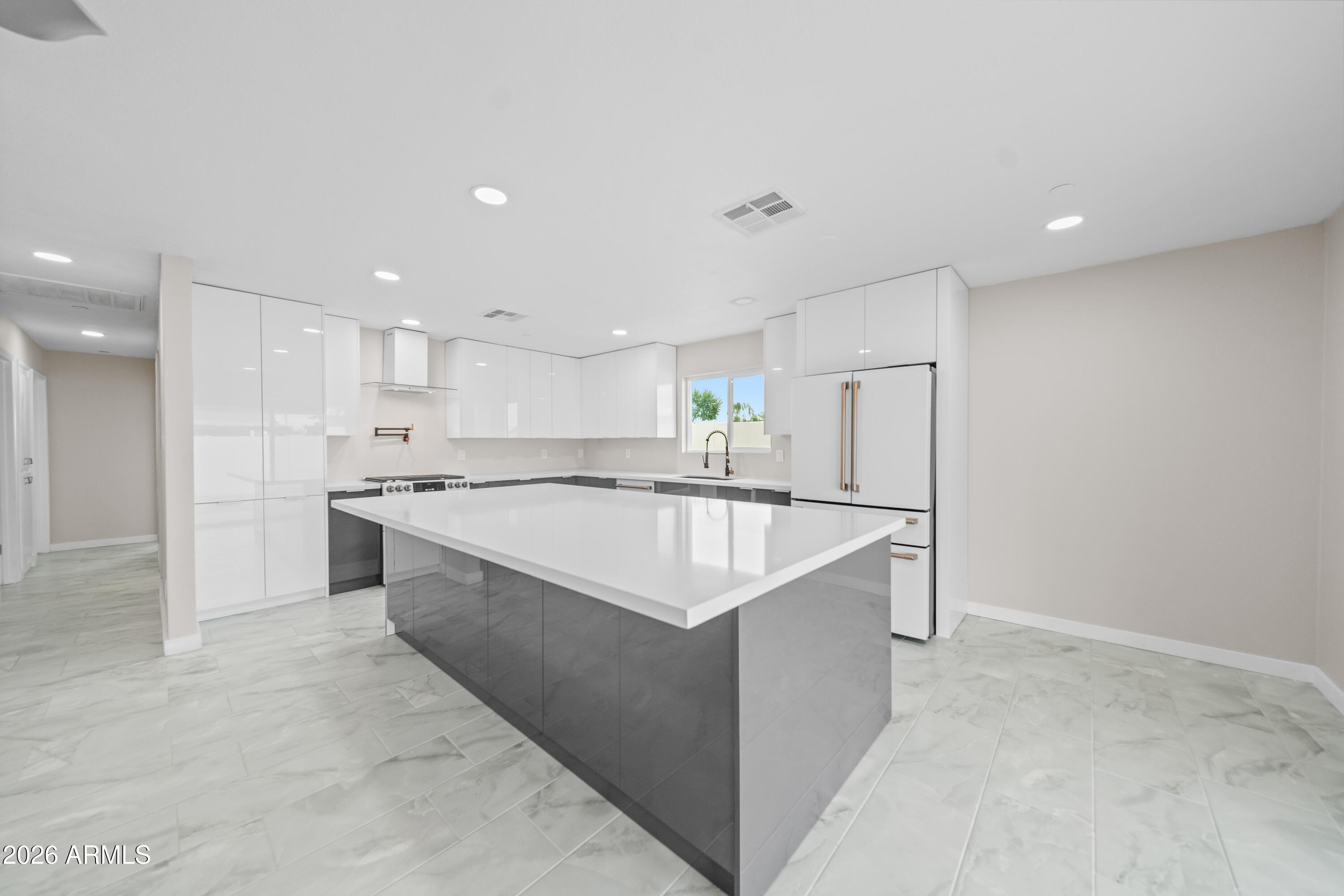 8202 E WHITTON Avenue