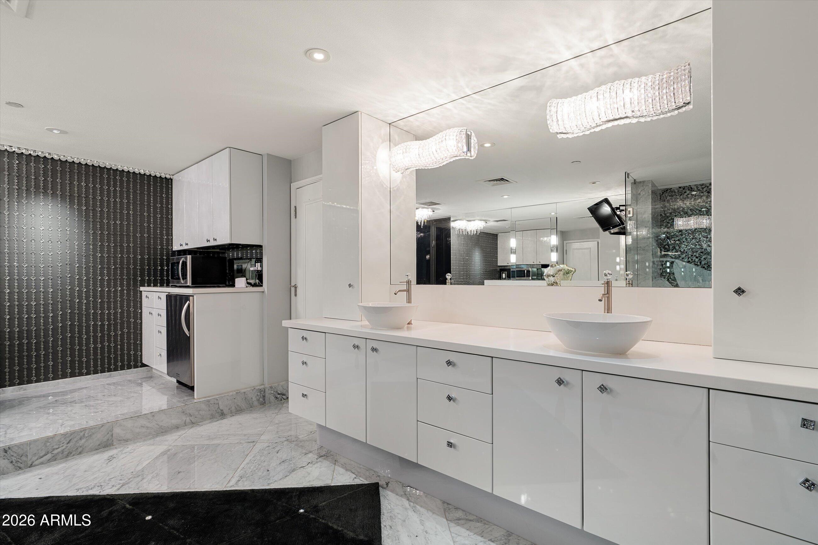 1040 E OSBORN Road 1902