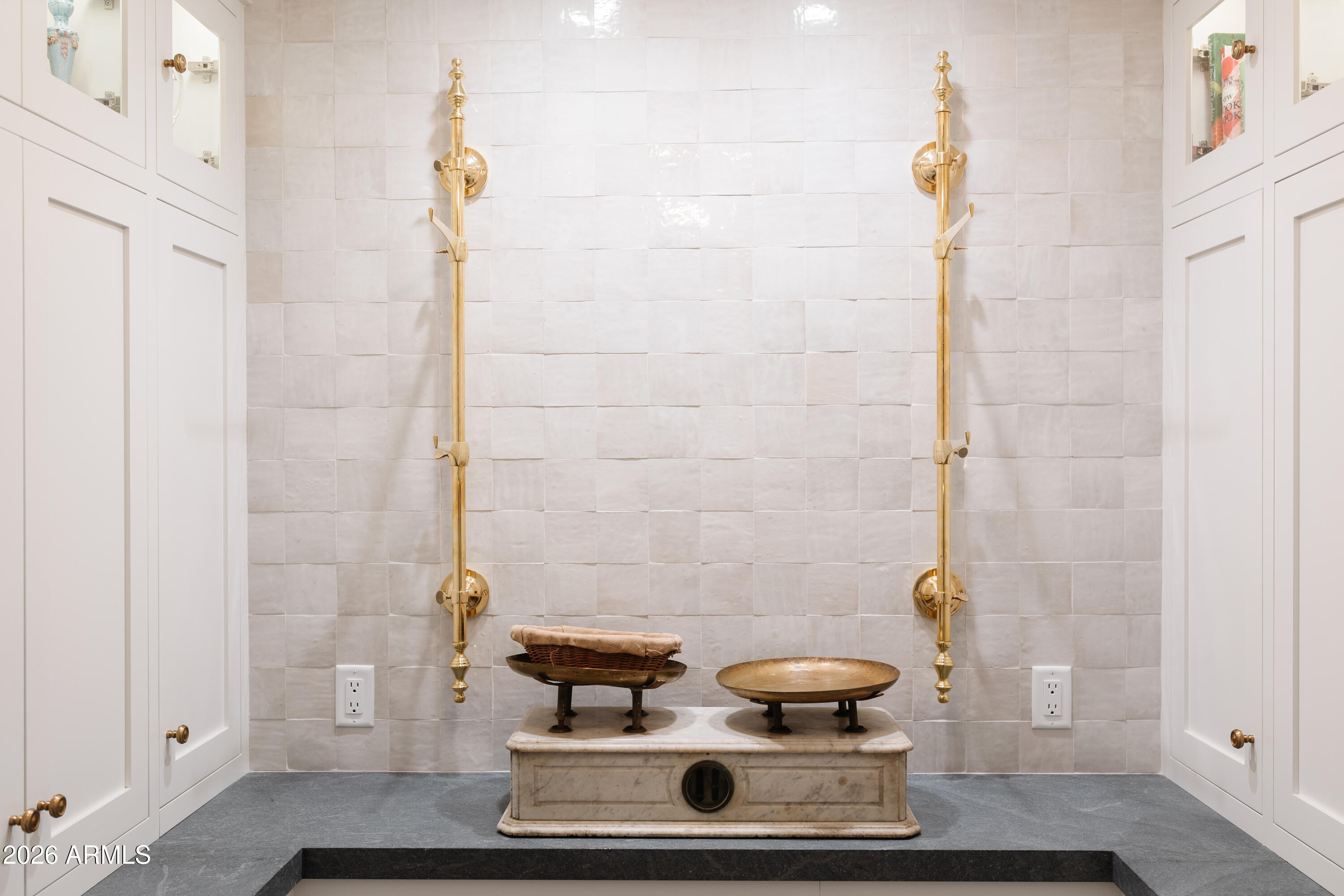 5635 E LINCOLN Drive 60