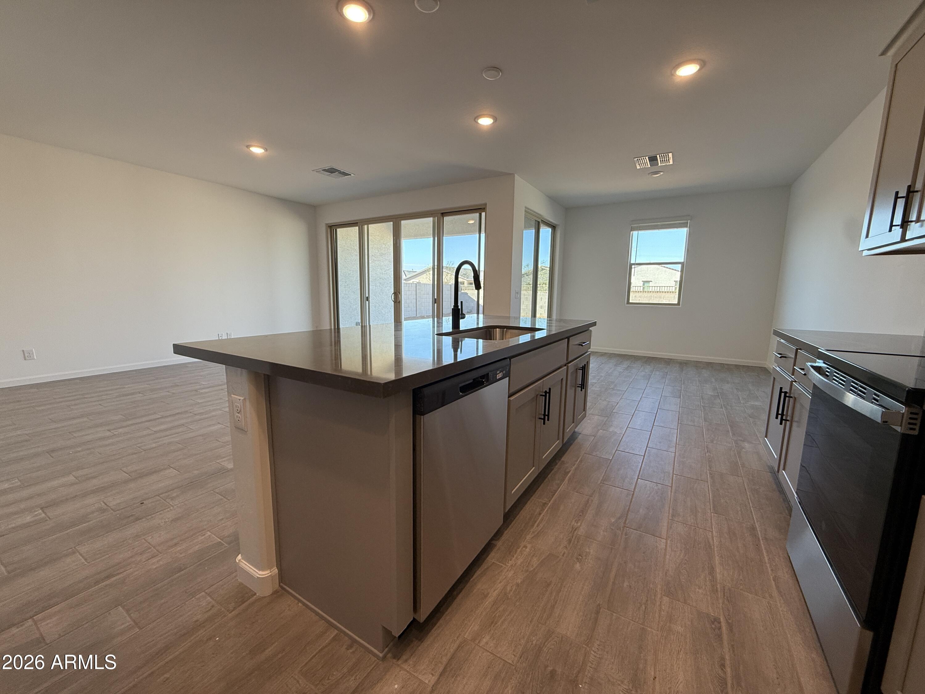 9534 W TAMARISK Avenue