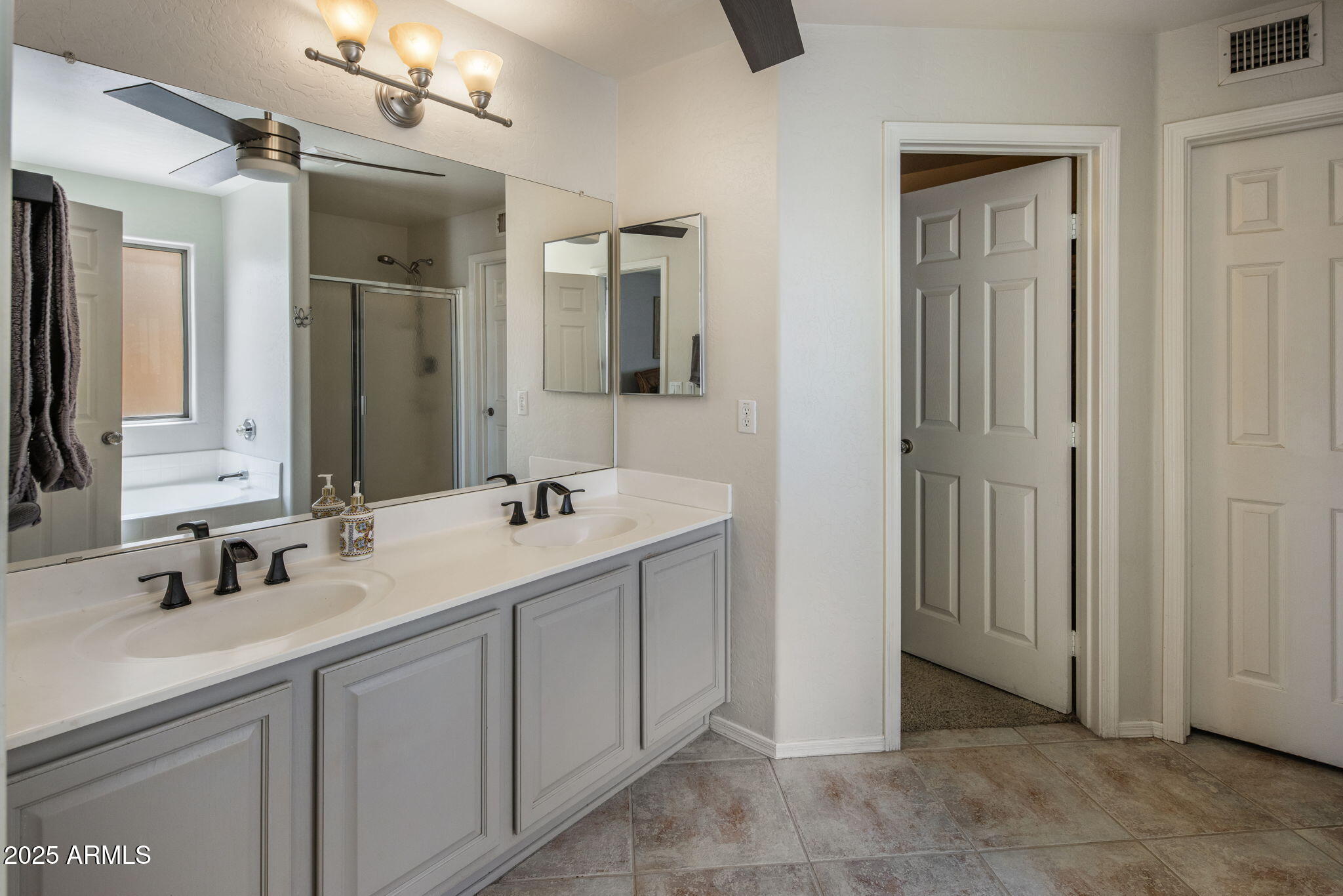 2120 E VISTA BONITA Drive